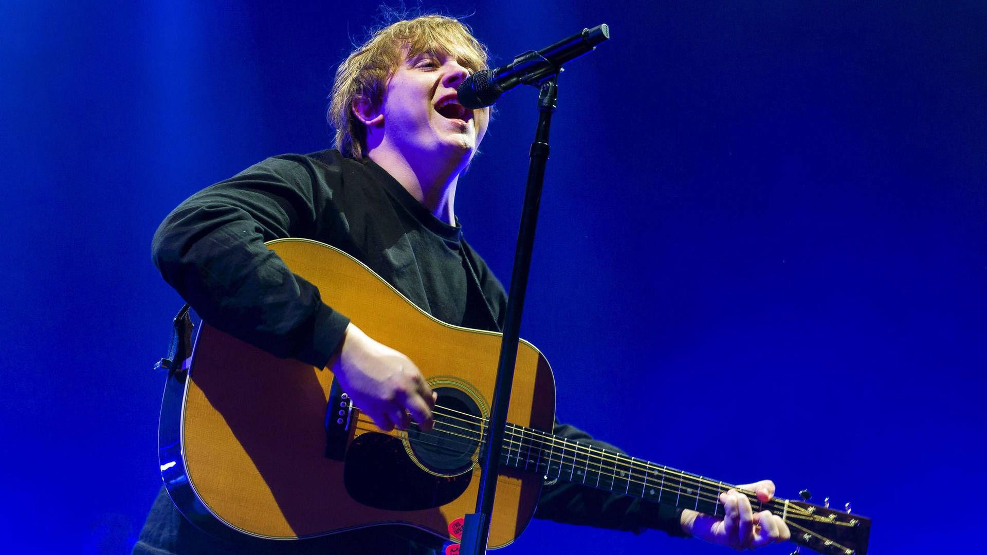 Lewis Capaldi på Brixton Academy skrivebords baggrund Wallpaper