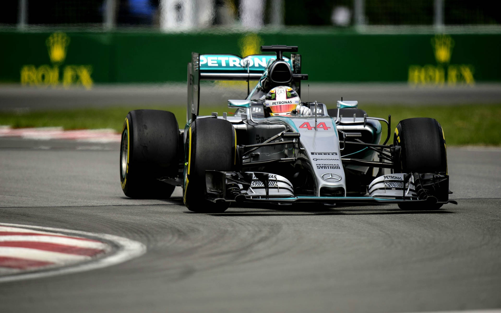 Lewis Hamilton kører rundt om kurven Wallpaper
