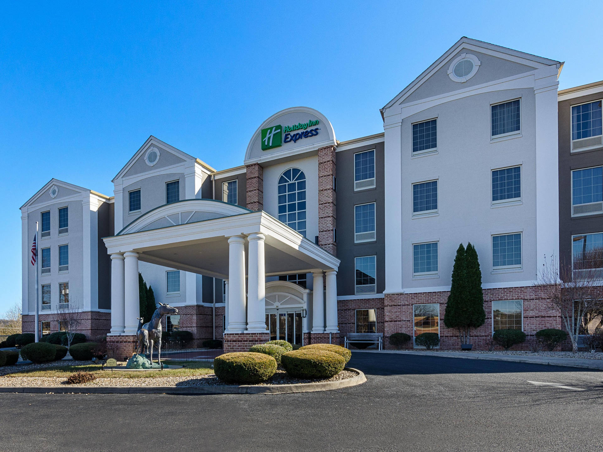 Lexingtonholiday Inn Express Is A Hotel Located In The City Of Lexington, Offering Comfortable Accommodations And Excellent Amenities For Travelers. It Is A Popular Choice For Both Business And Leisure Guests Due To Its Convenient Location, Friendly Staff, And Affordable Rates. The Hotel Features Spacious Rooms, Complimentary Breakfast, Free Wi-fi, A Fitness Center, And An Outdoor Pool. Whether You Are Visiting Lexington For Work Or Pleasure, Lexington Holiday Inn Express Is A Great Option For Your Stay. Fondo de pantalla