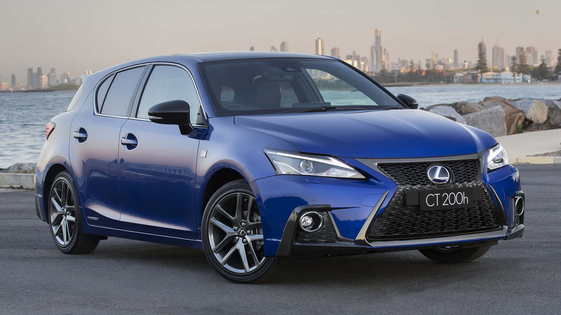 Adembenemende 2021 Lexus Ct 200h Op De Open Weg Achtergrond