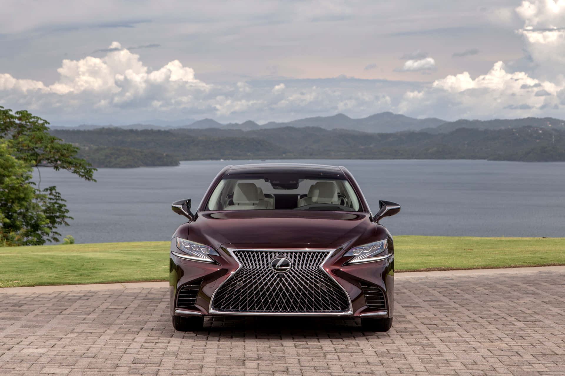 Sleek and Stylish Lexus LS 500 in Vibrant Sunset Wallpaper