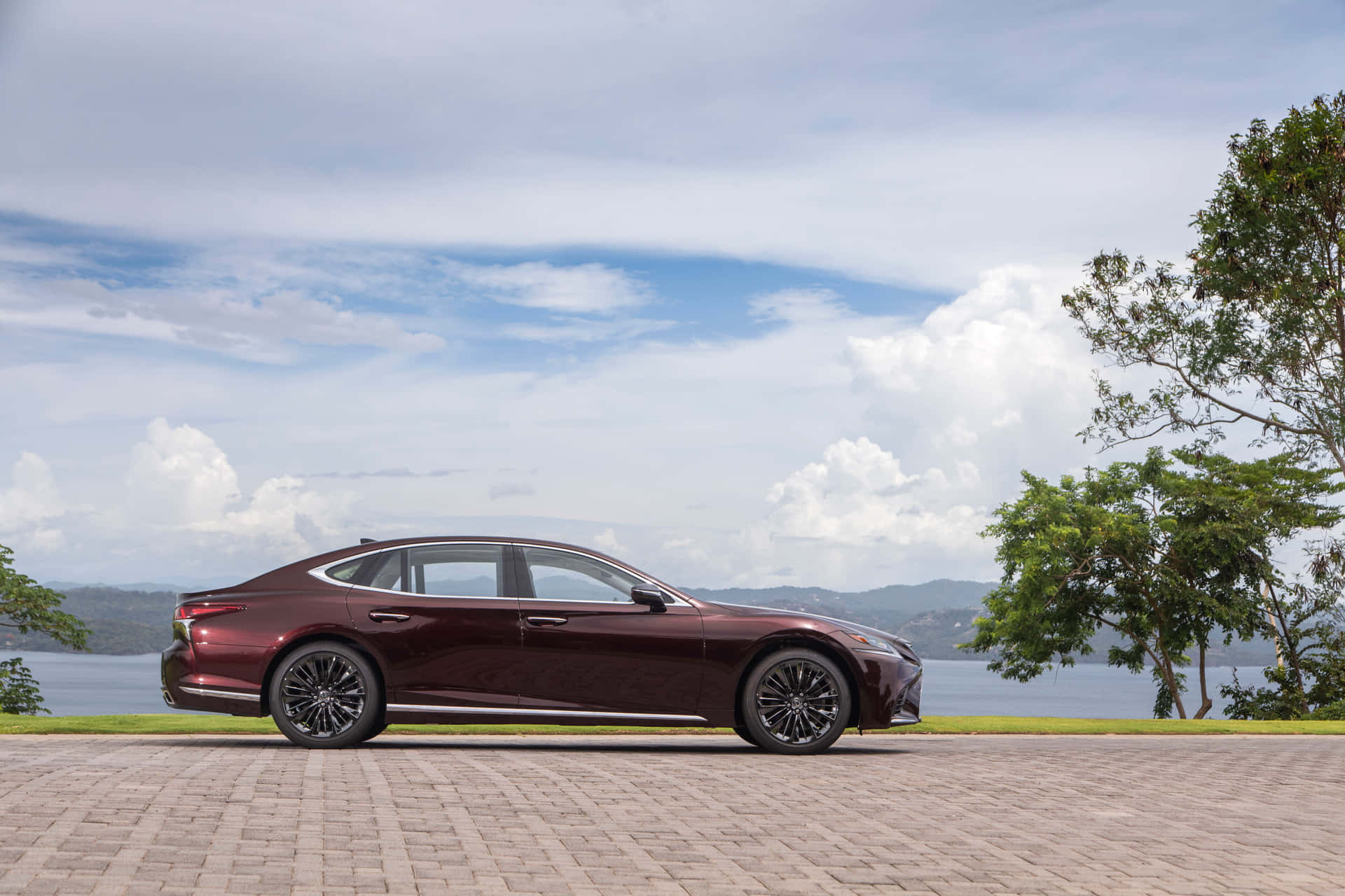 Sleek and Stylish Lexus LS 500 in the City Wallpaper