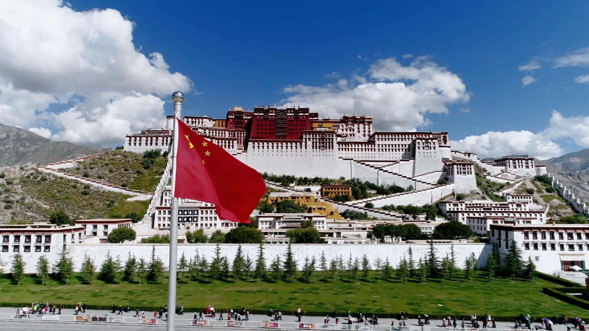 Lhasa's Potala Palace On Sunny Day Wallpaper