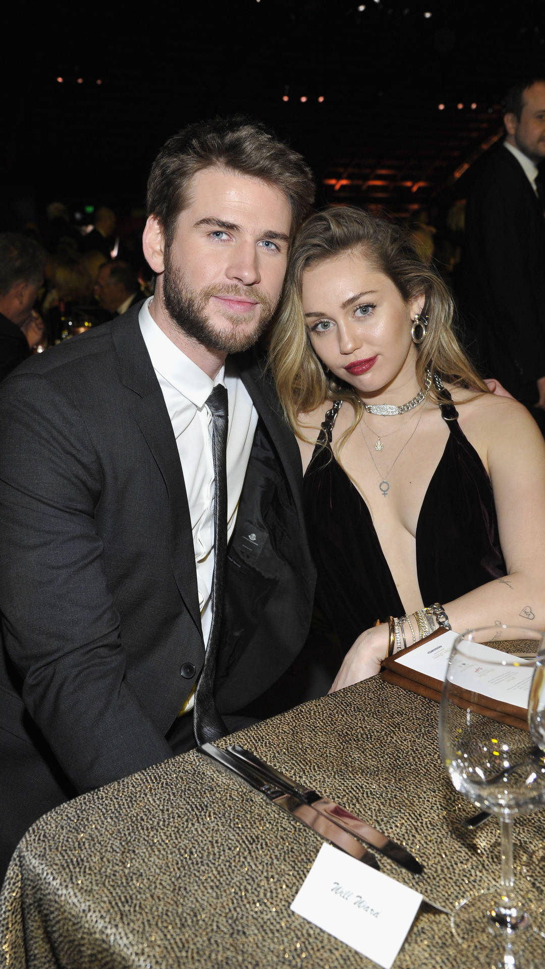 Liam Hemsworth And Miley Cyrus Dinner Wallpaper