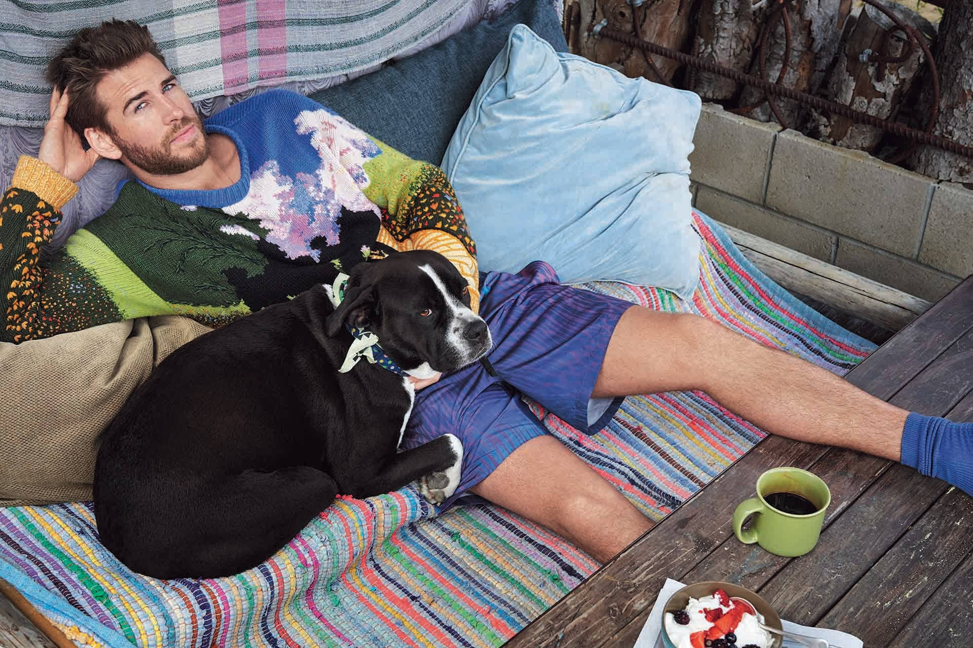 Liam Hemsworth sidder på en sofa Wallpaper