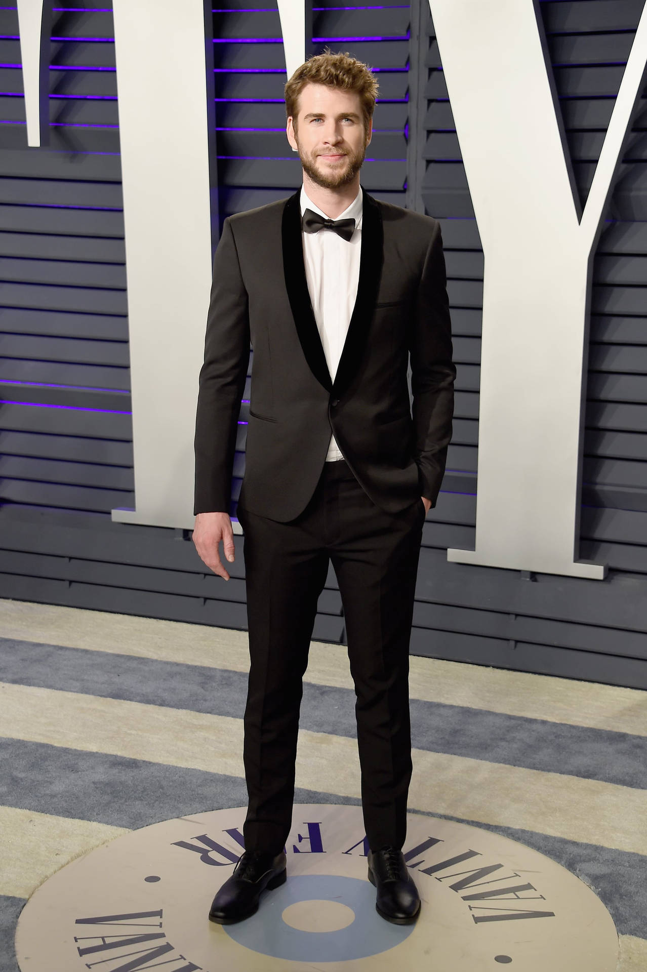 Liam Hemsworth Suit And Tie Wallpaper