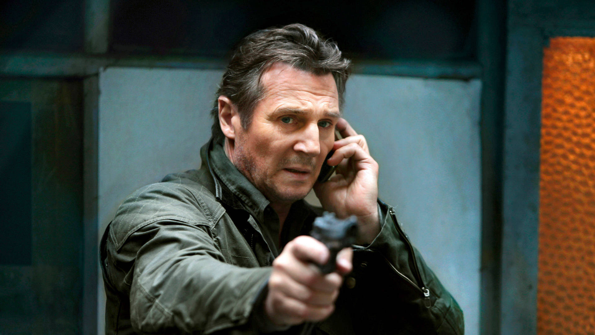 Liam Neeson Telefonopkald peger på pistol Taget 2 Tapet Wallpaper