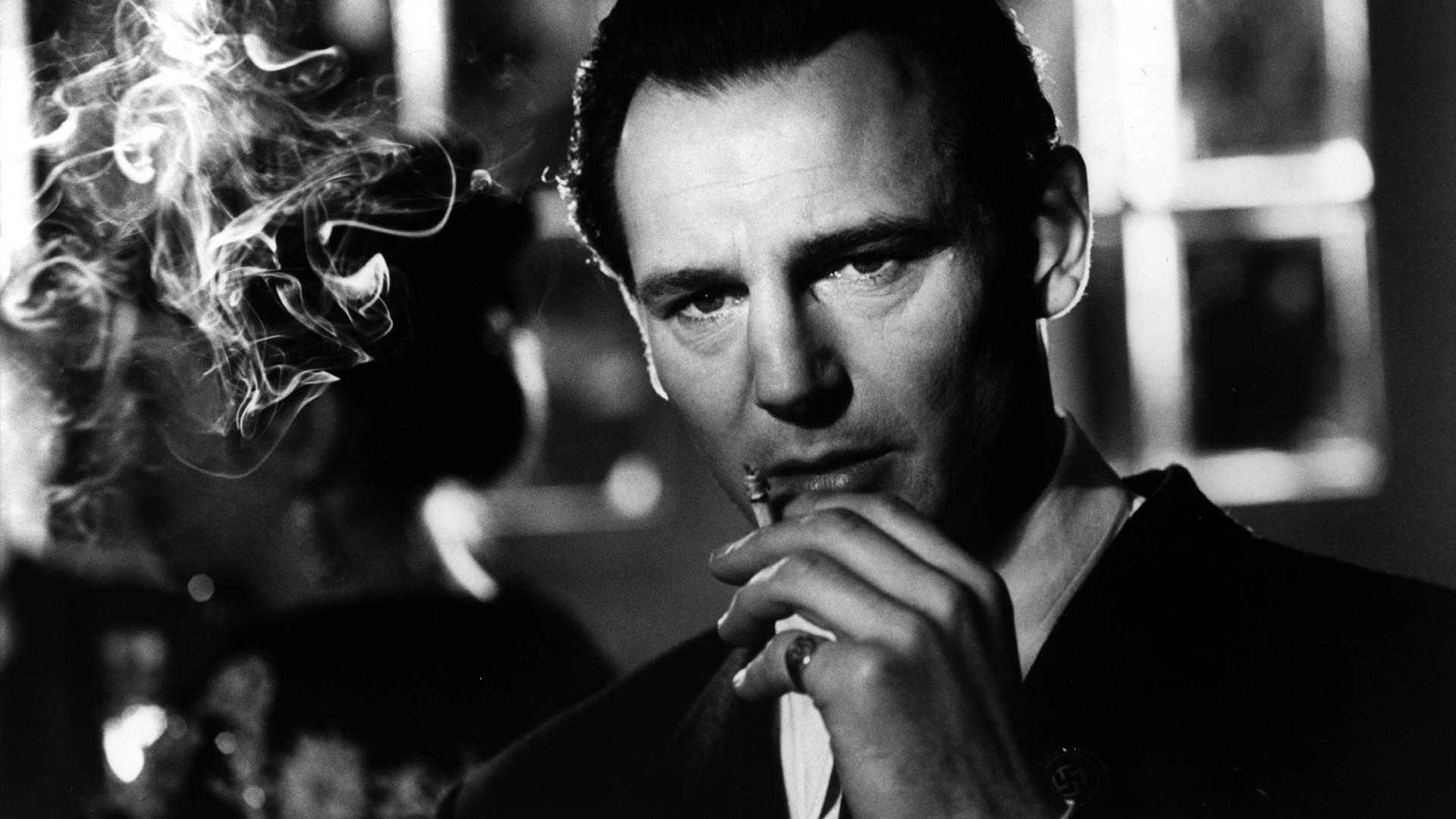 Liam Neeson Røger Cigaret Vintage Schindlers List 4K Tapet Wallpaper
