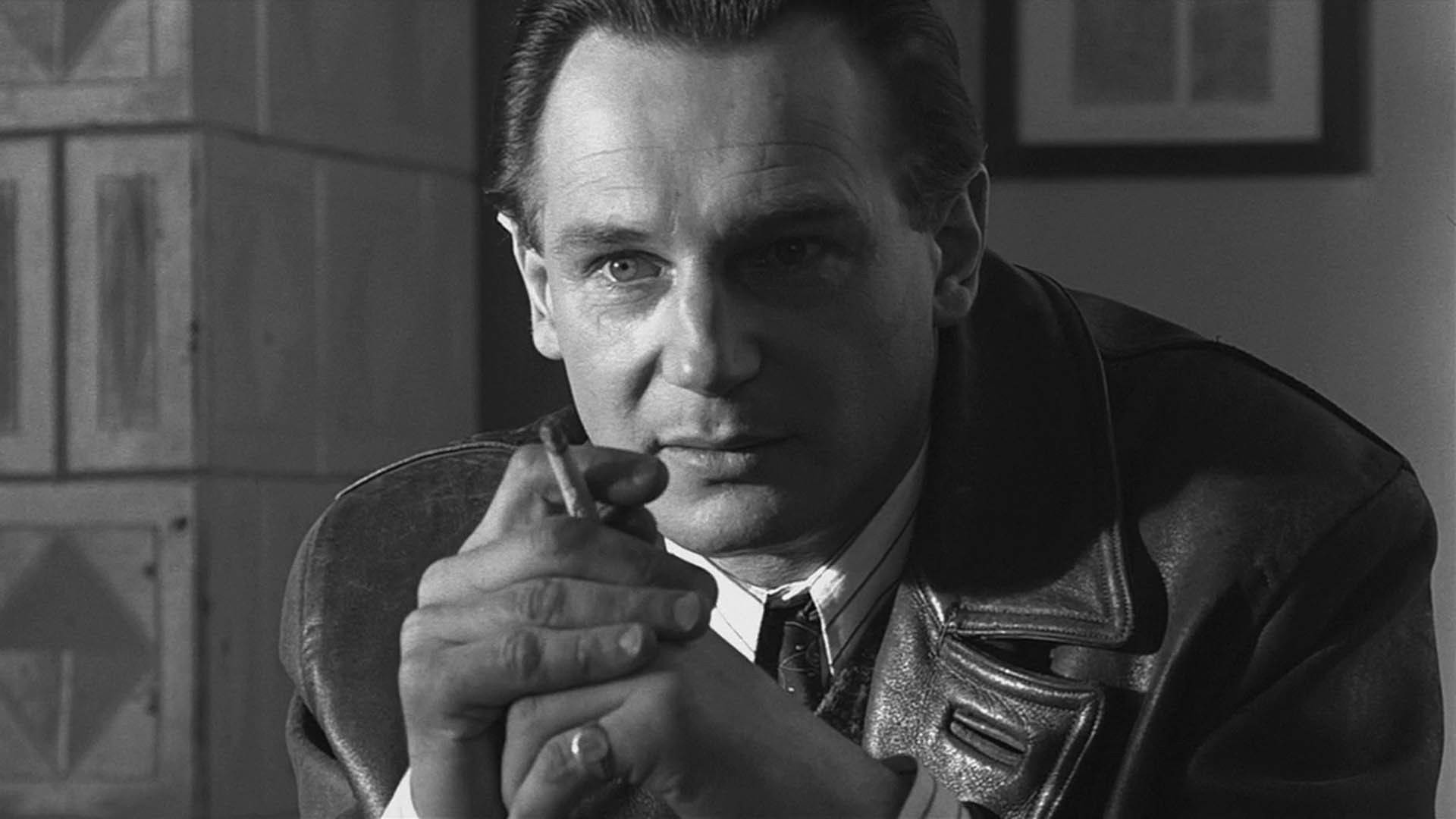Papelde Parede Do Liam Neeson Fumando Em Schindler's List, Filme. Papel de Parede