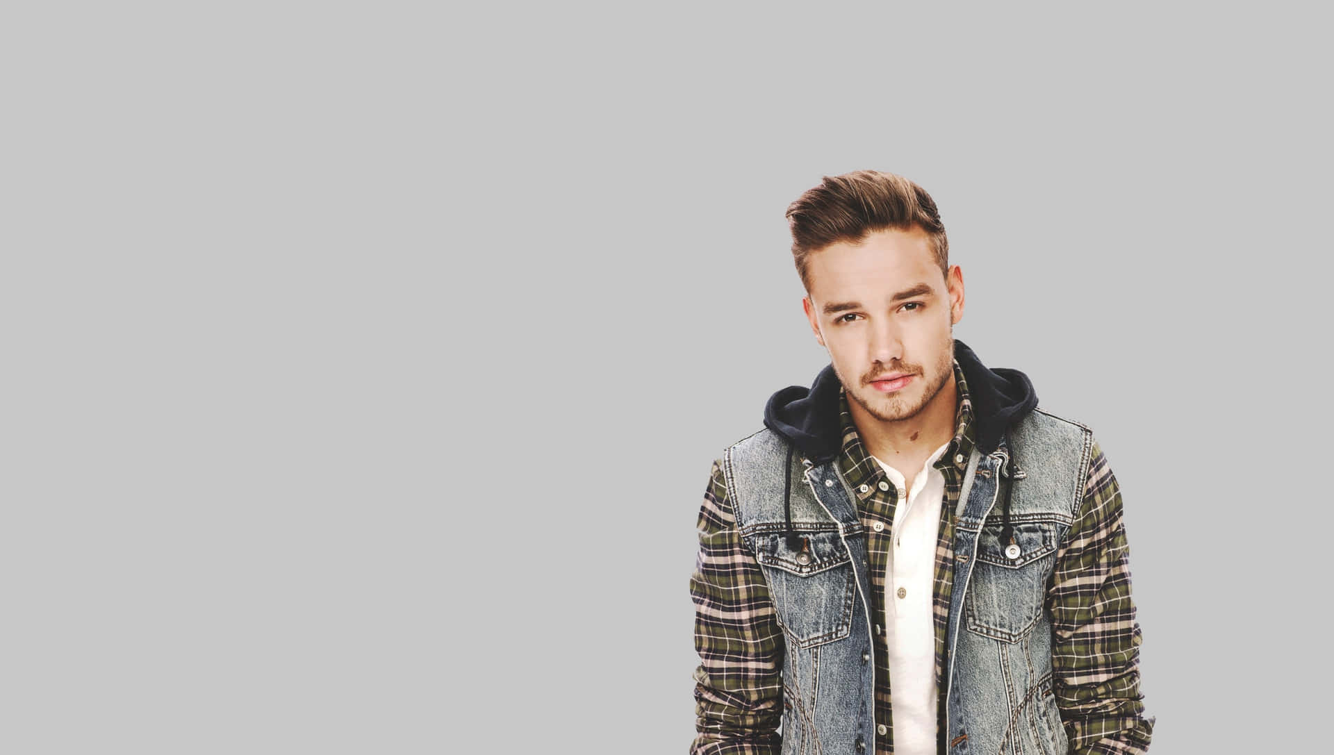 Liam Payne Gives a Tranquil Smile Wallpaper