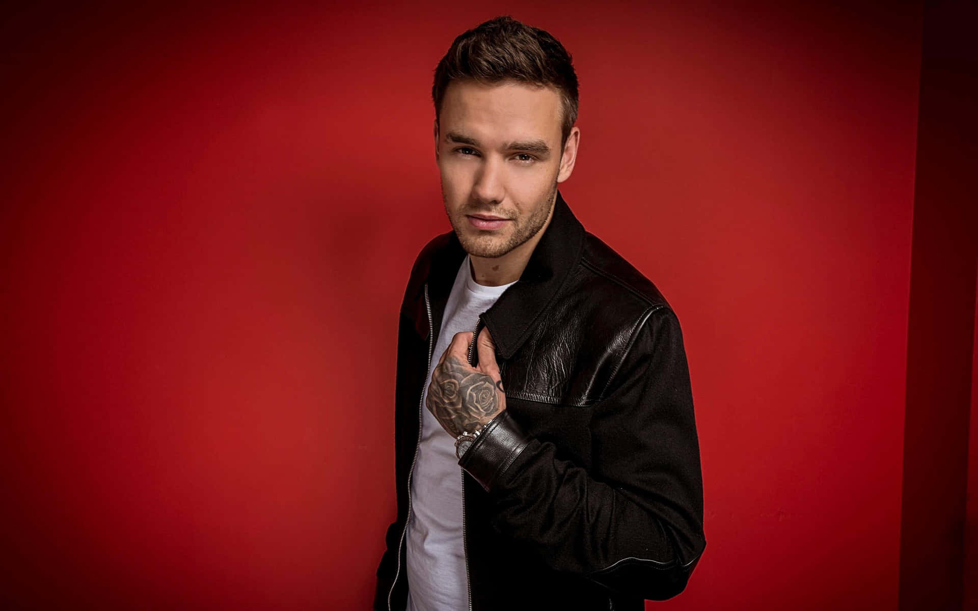 Liam Payne rocks the stage while performing live Wallpaper