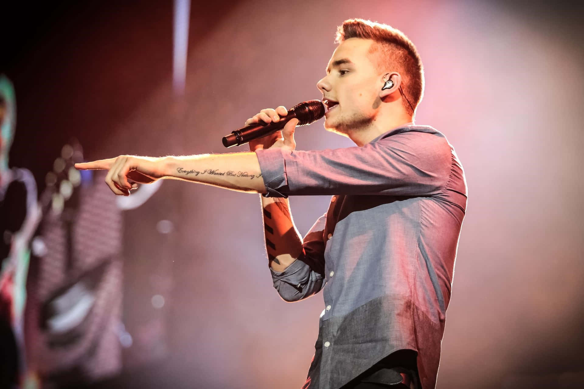 Singing On Stage Liam Payne Wallpaper