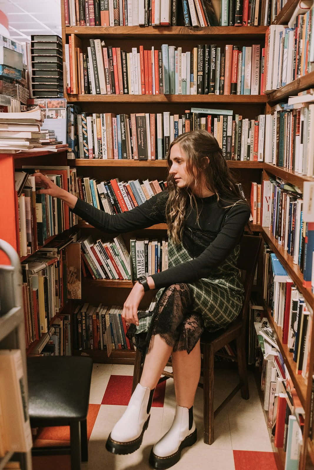 Imagemde Uma Garota Sozinha Em Uma Biblioteca.