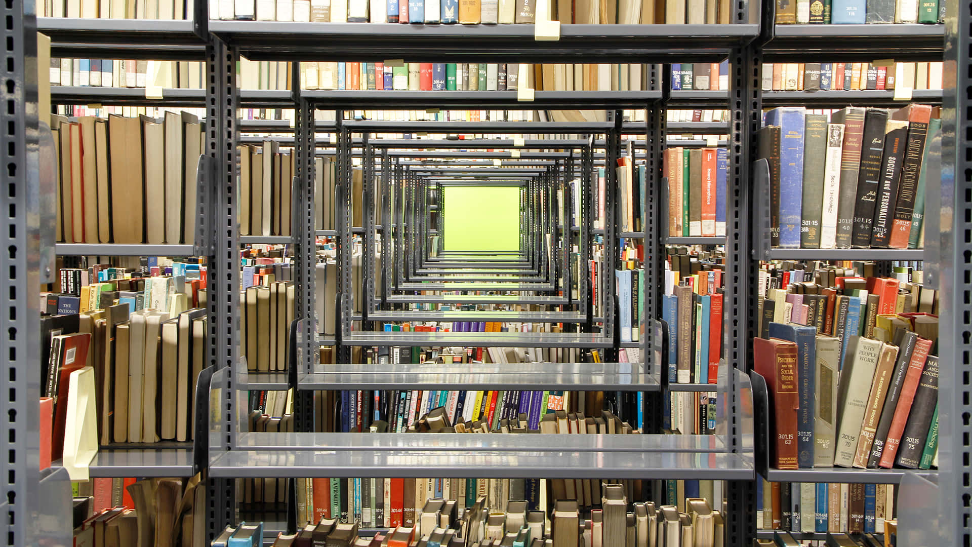 Enbibliotek Med Många Böcker På Hyllor