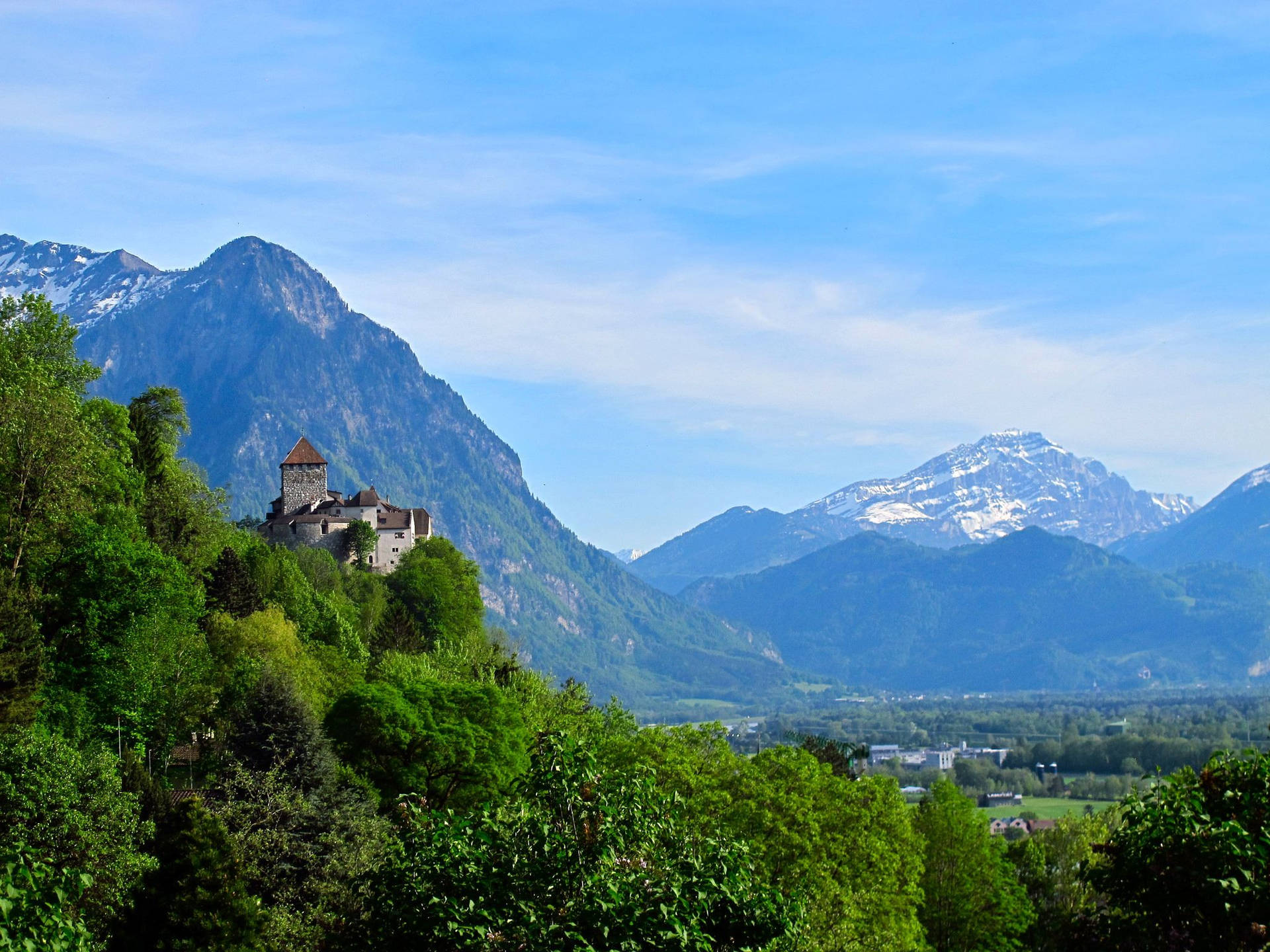 Castello Di Lichtenstein In Montagna Sfondo