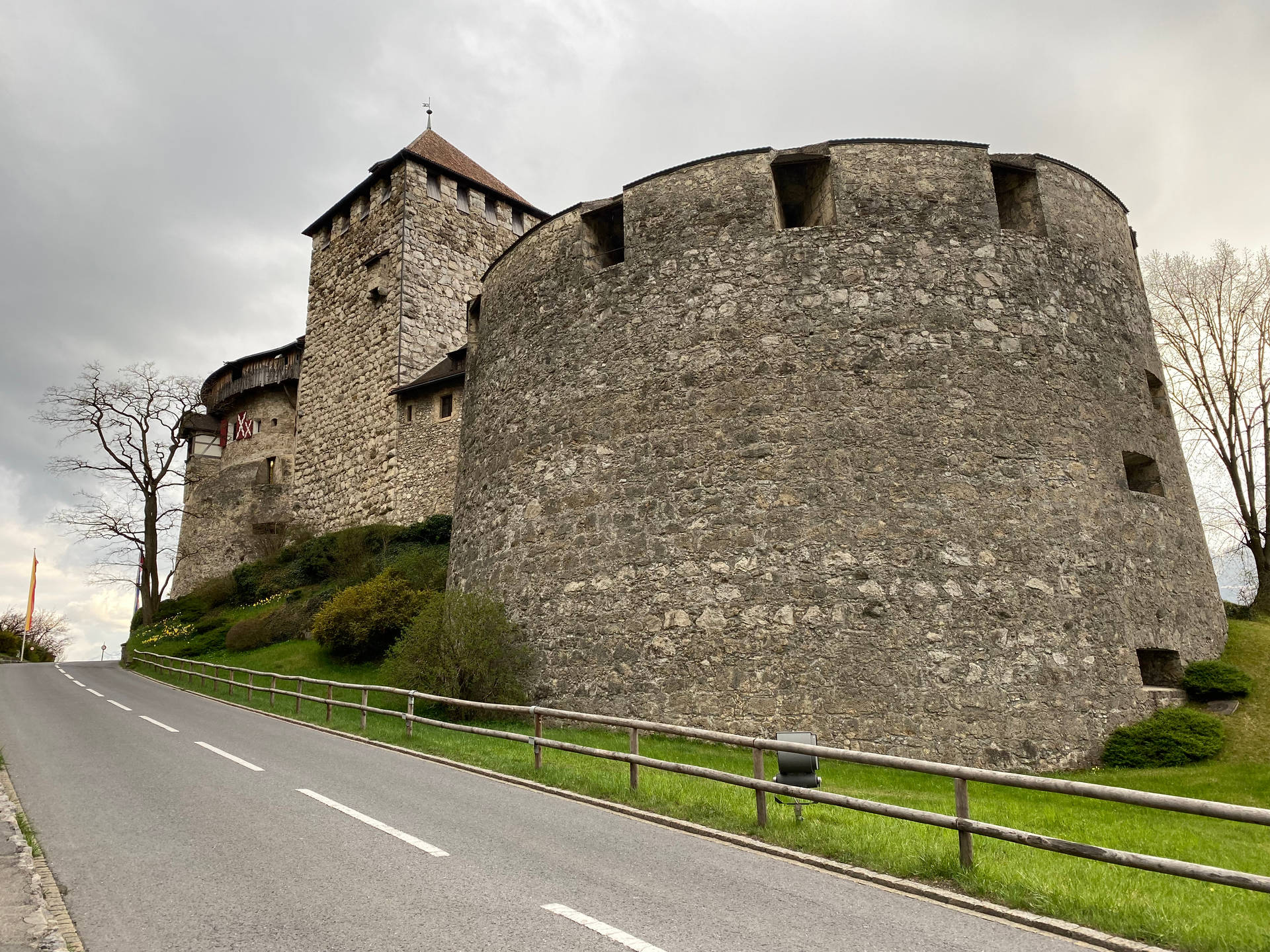 Murallasdel Castillo De Vaduz En Liechtenstein Fondo de pantalla