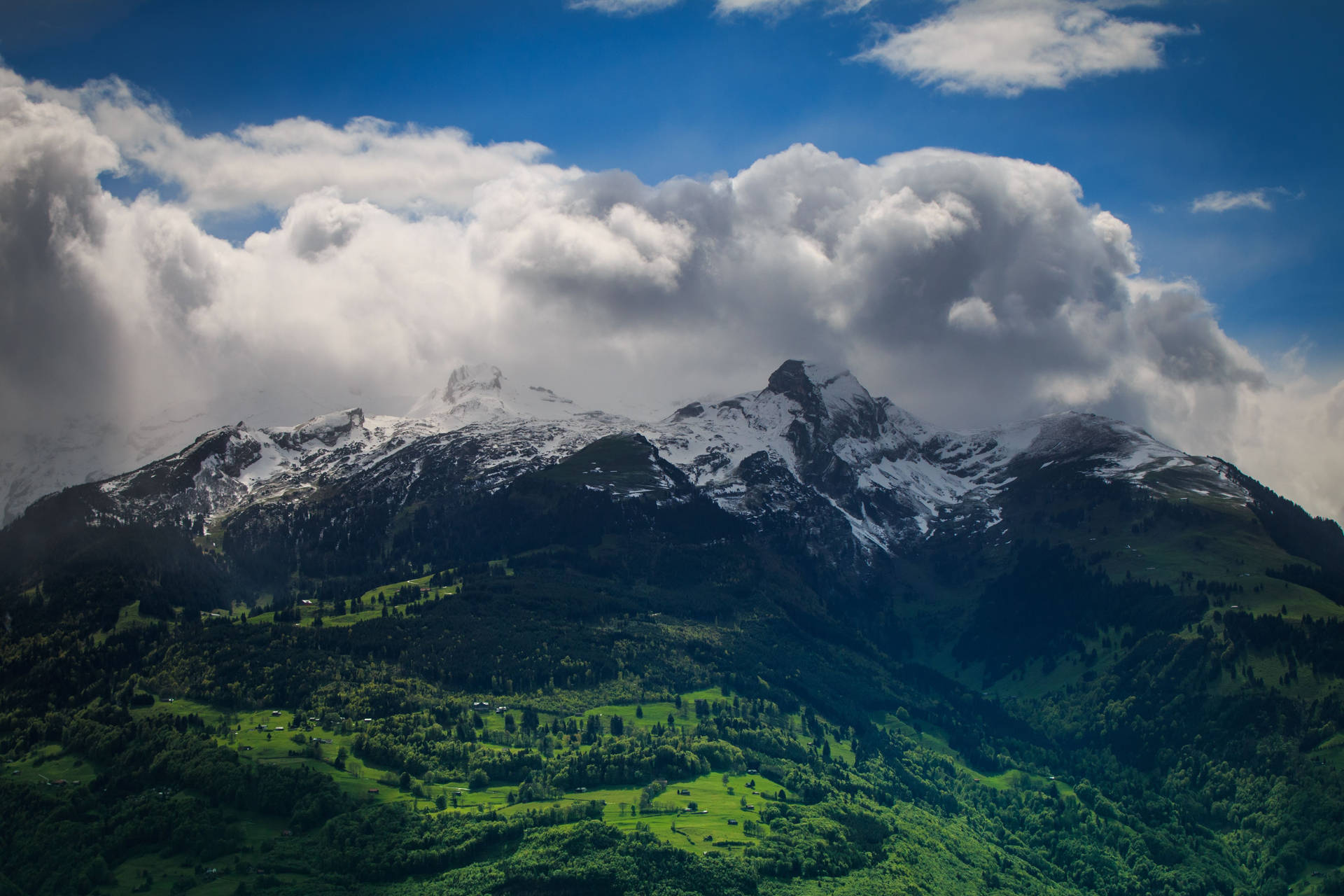 Liechtenstein Bjerg Og Skyer Wallpaper
