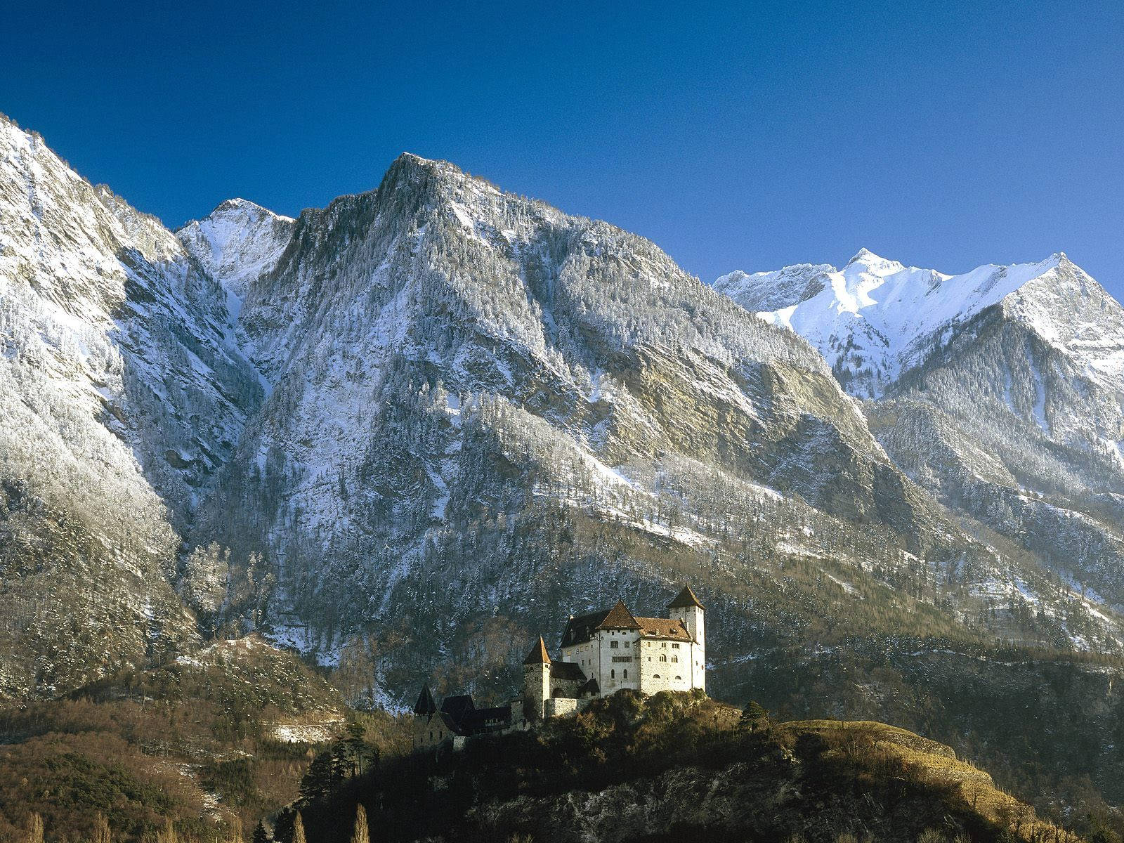 Castillode Gutenberg En Liechtenstein. Fondo de pantalla