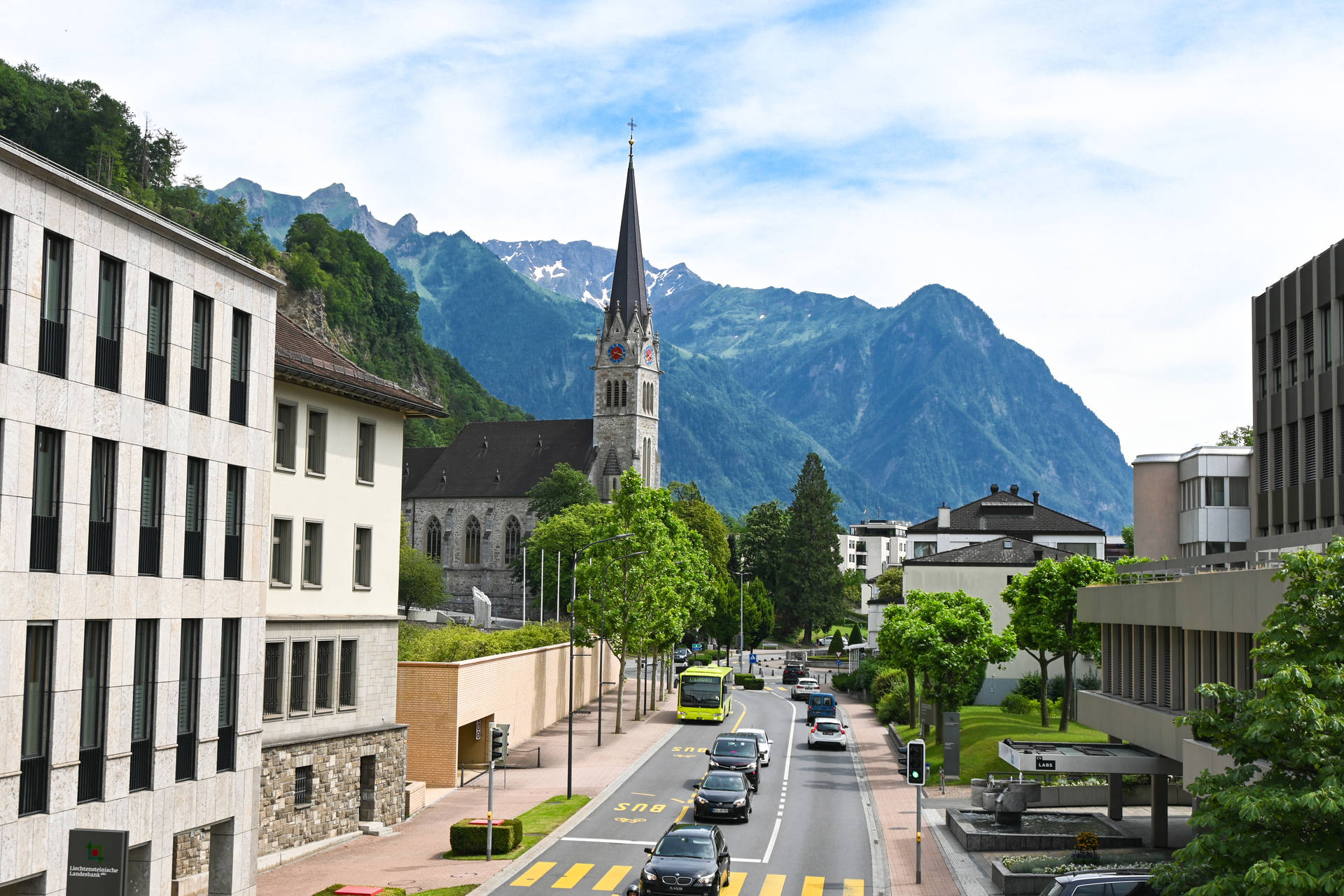Catedralde San Florin En Liechtenstein. Fondo de pantalla