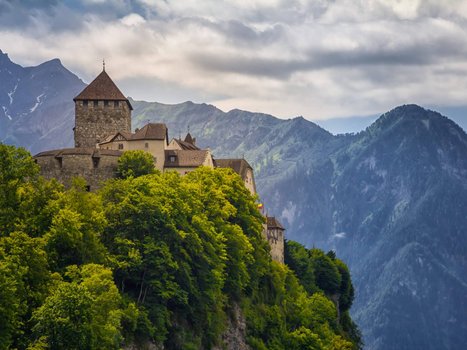 Paisajedel Castillo De Vaduz En Liechtenstein. Fondo de pantalla