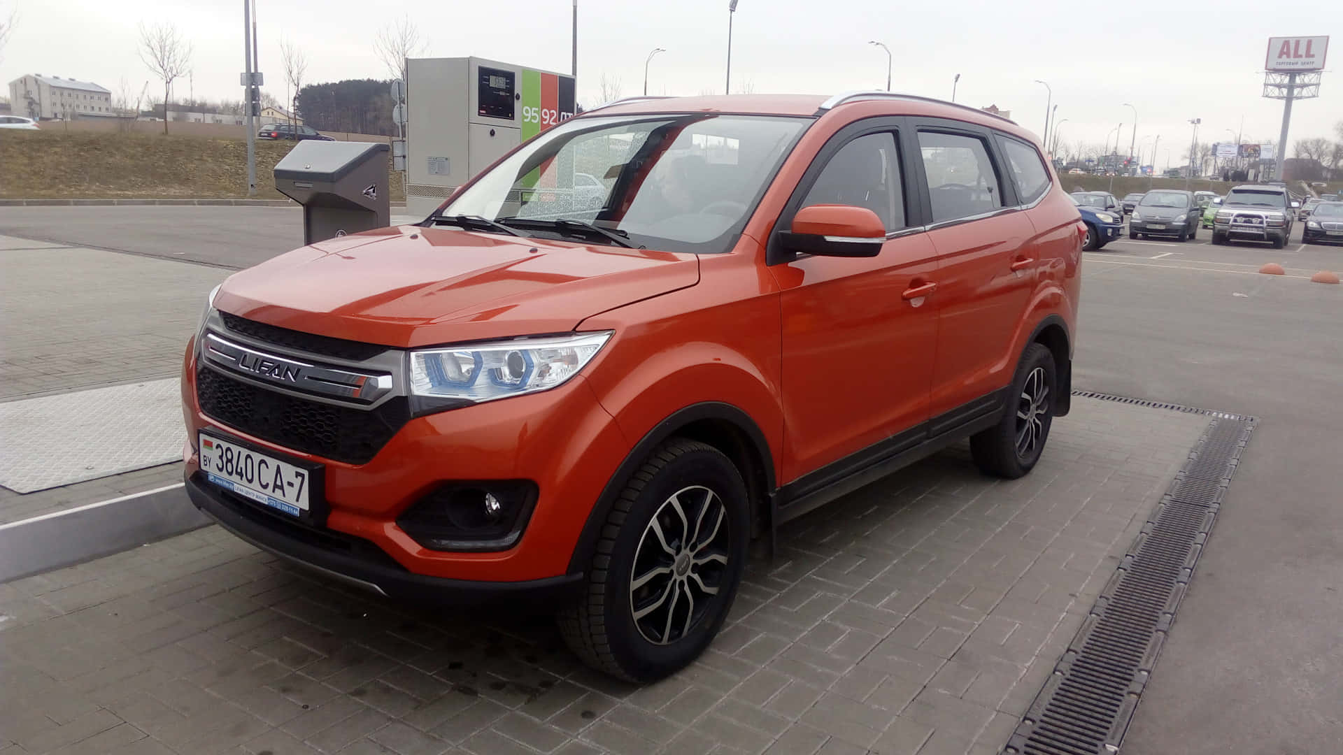 Suv Orange Lifan Myway Garé Fond d'écran