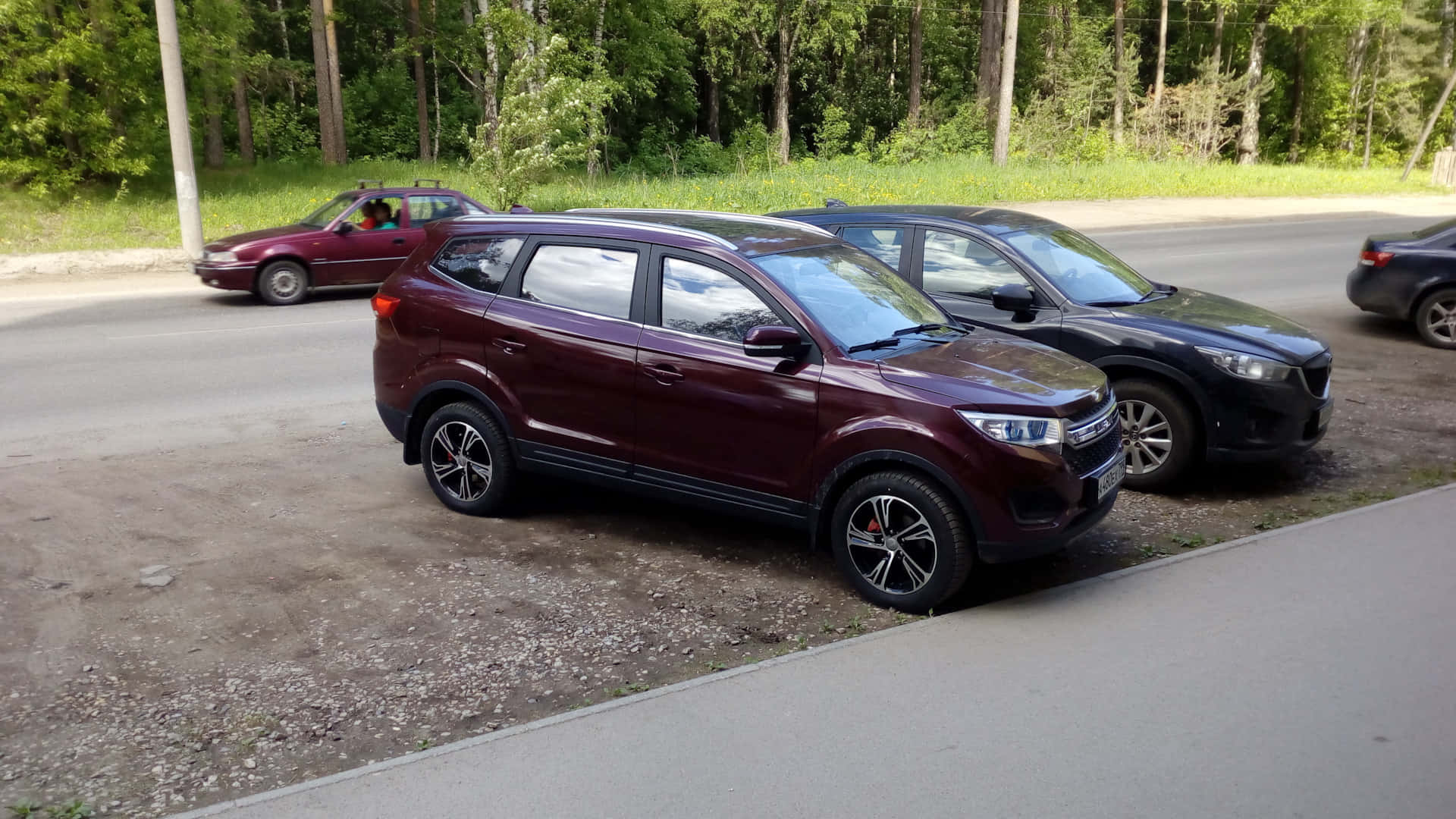 Lifan Myway Rouge Suv Garé Au Bord De La Route Fond d'écran