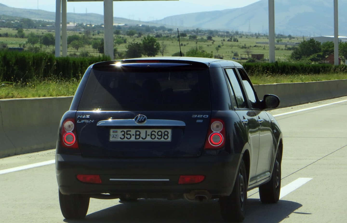 Voiture Compacte Lifan 320 Sur La Route Fond d'écran