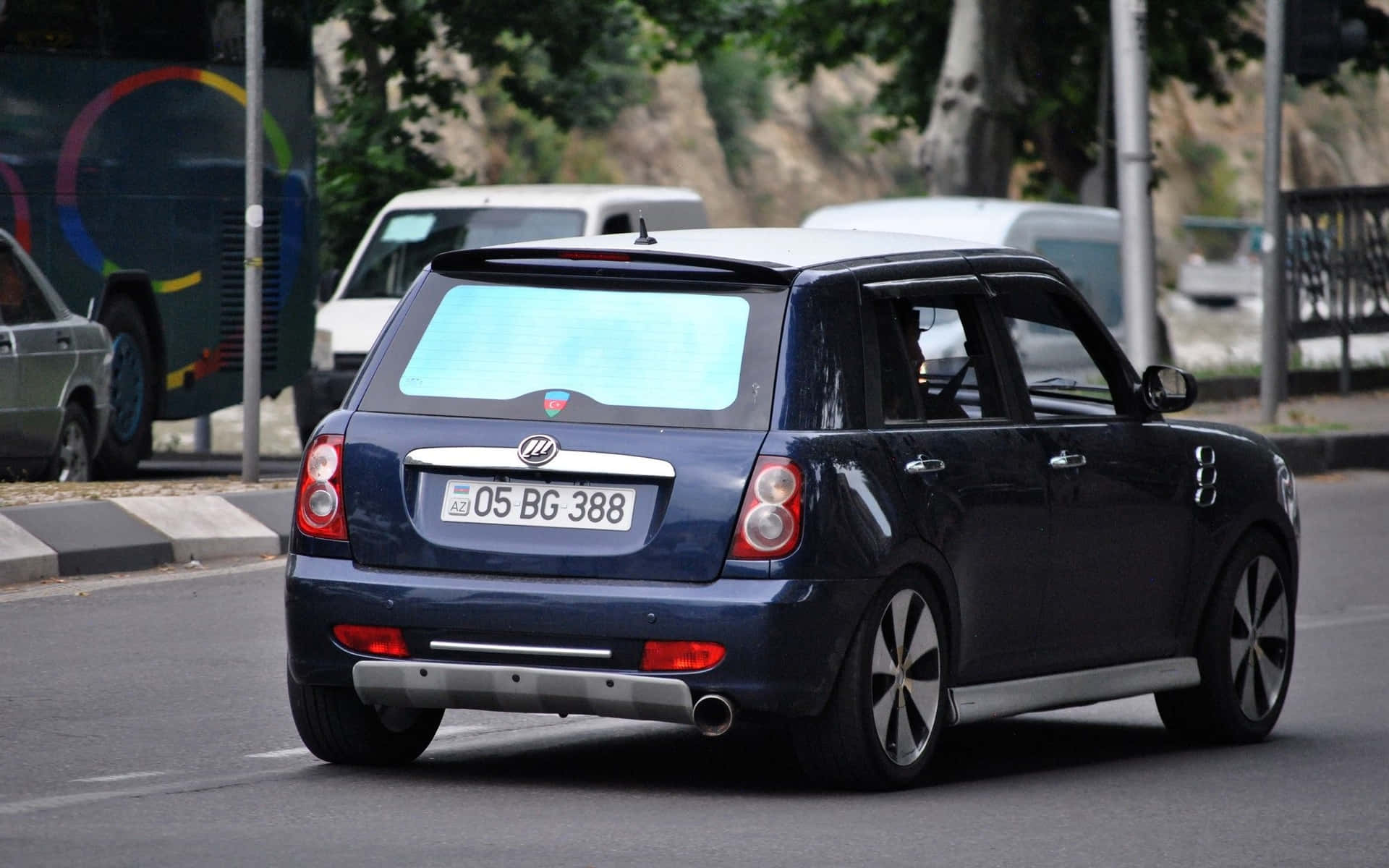 Voiture Compacte Lifan 320 Sur La Route Fond d'écran