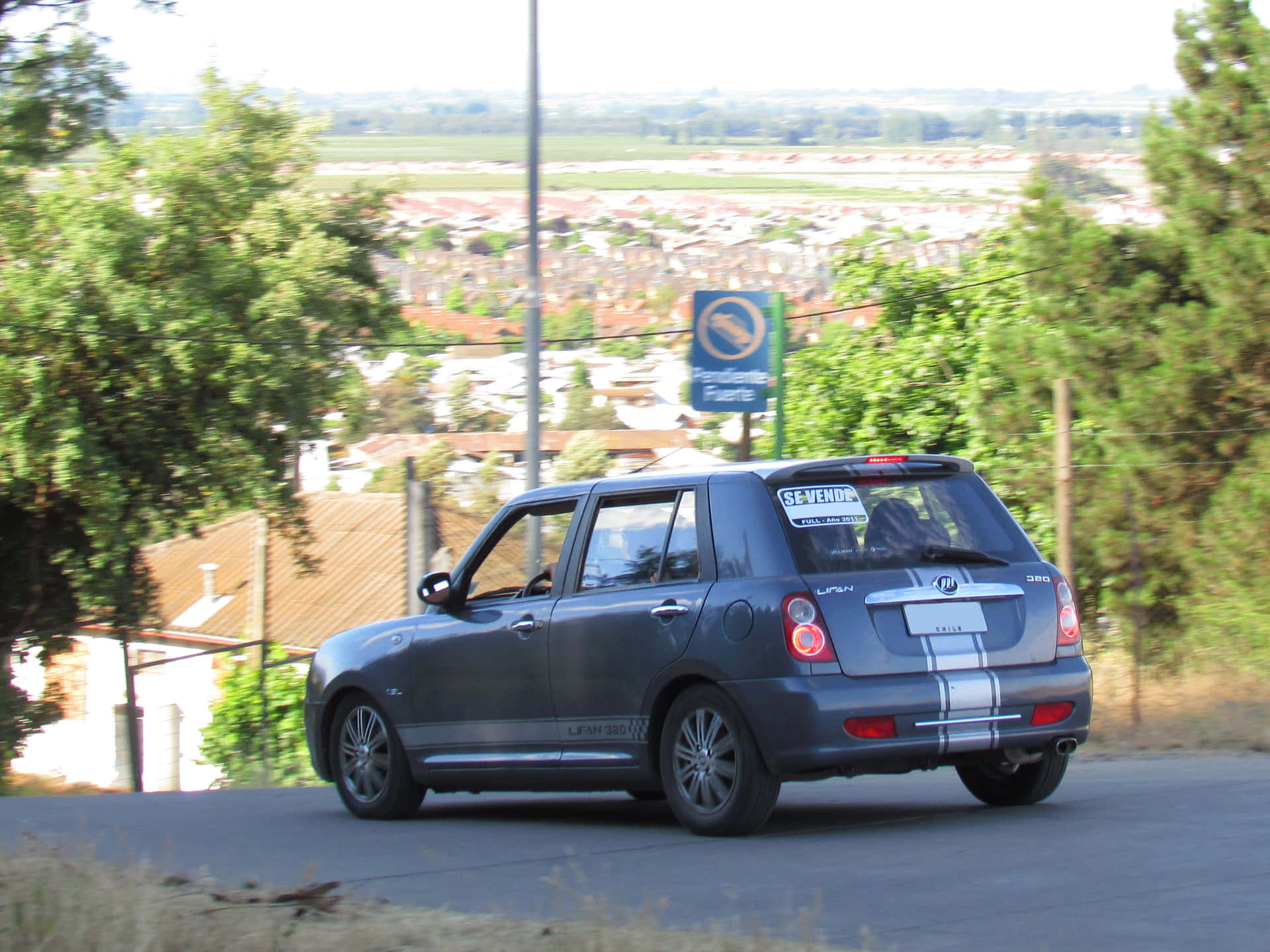 Voiture Compacte Lifan 320 Sur Le Bord De La Route Fond d'écran