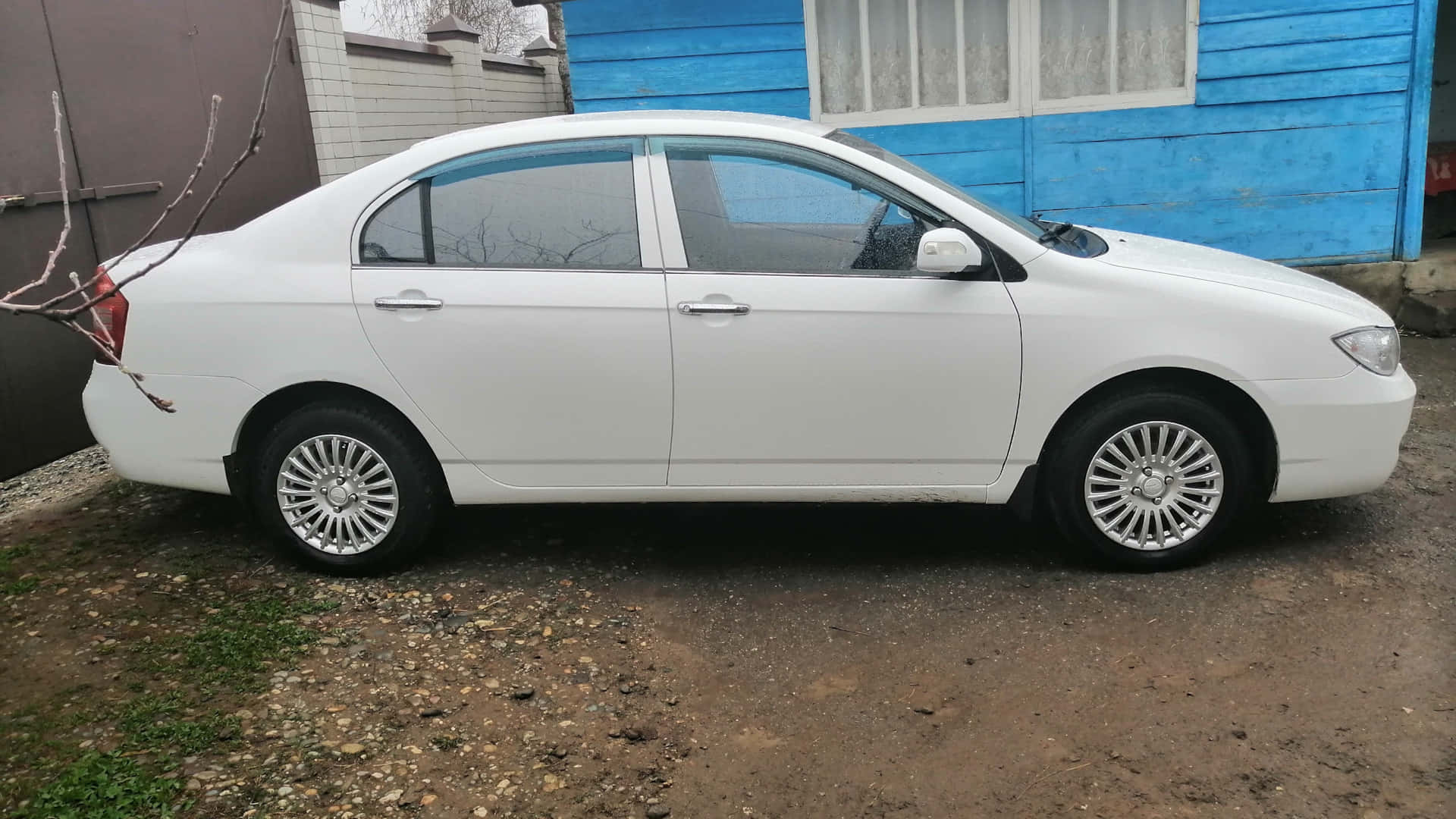 Vue Latérale De Berline Lifan620 Fond d'écran