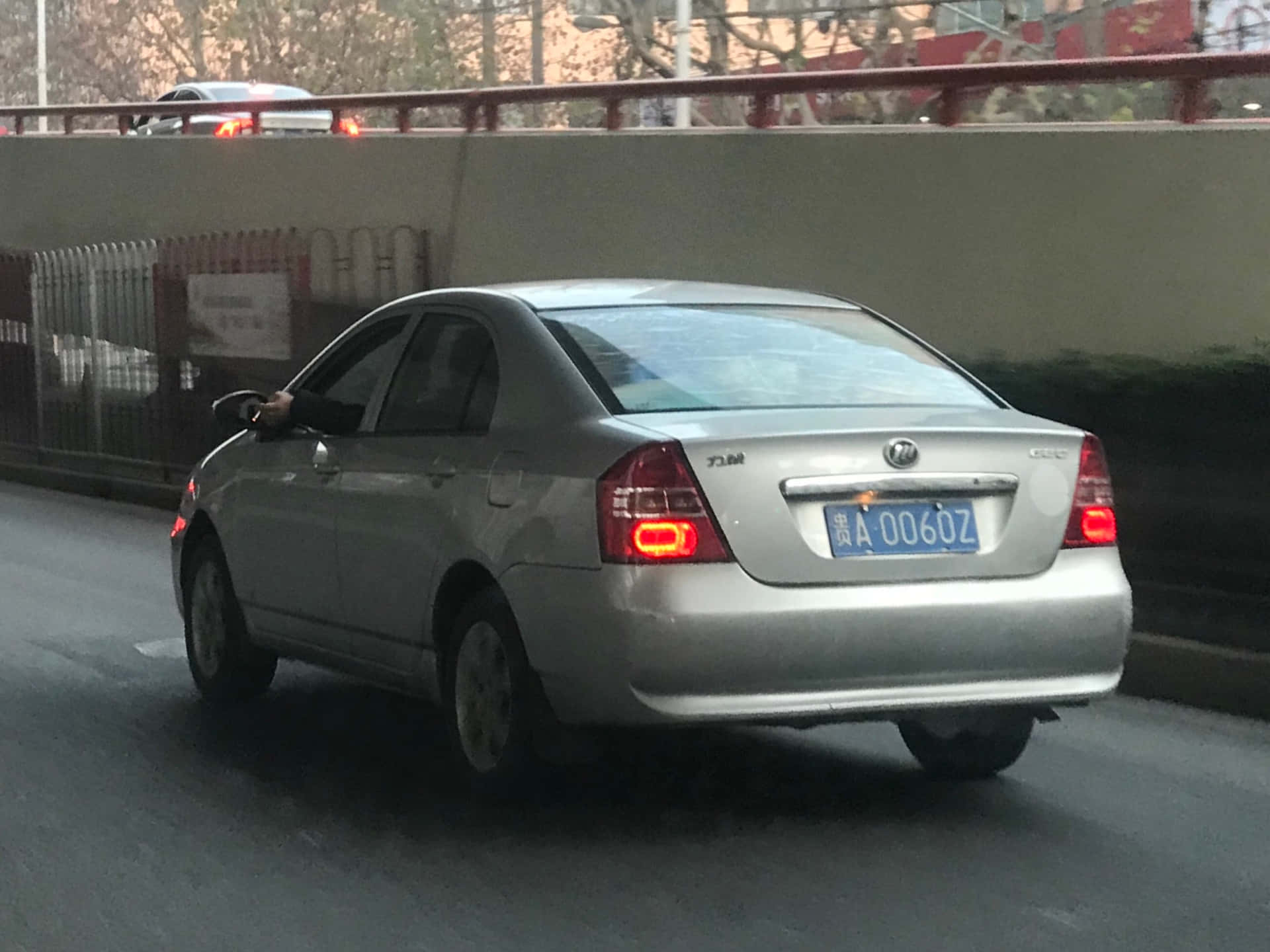 Berline Argentée Lifan620 Sur La Route Fond d'écran