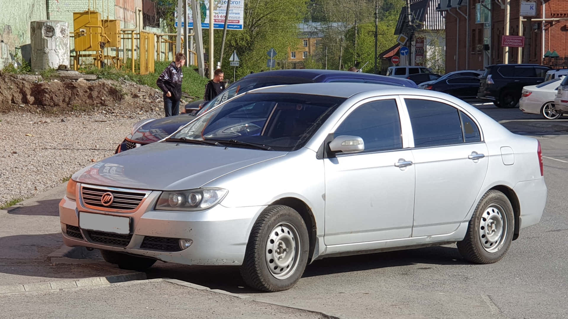 Berline Argentée Lifan620 Garée Dans La Rue Fond d'écran