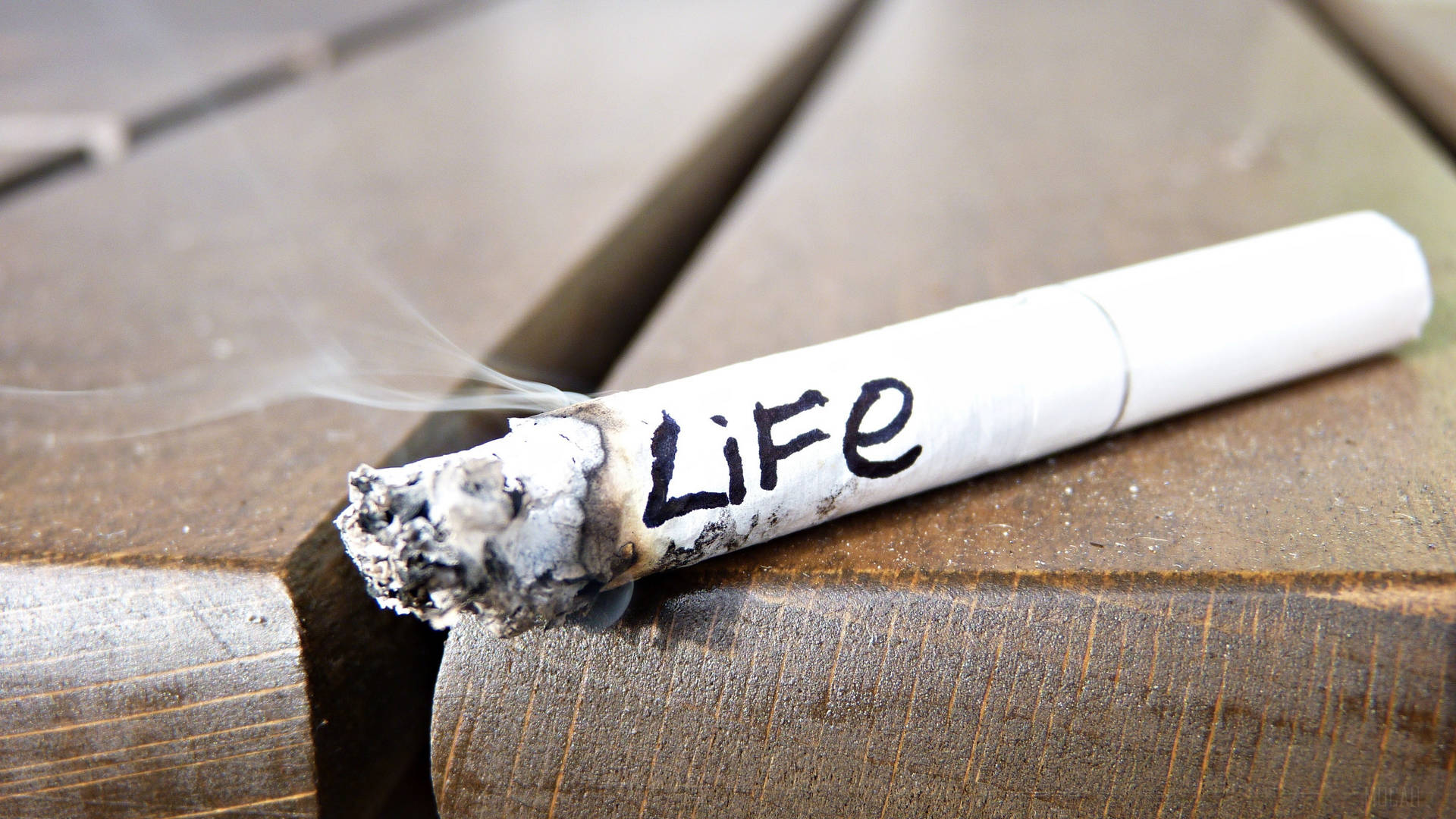 Liv og død i cigaretrøg tapet Wallpaper