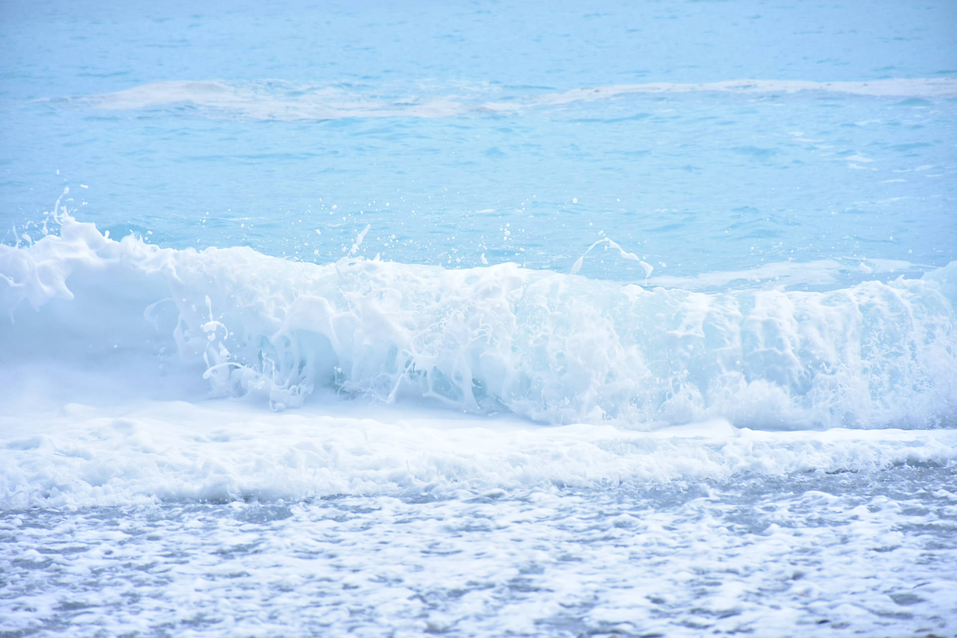 Light And Refreshing Ocean Blue Wave Wallpaper