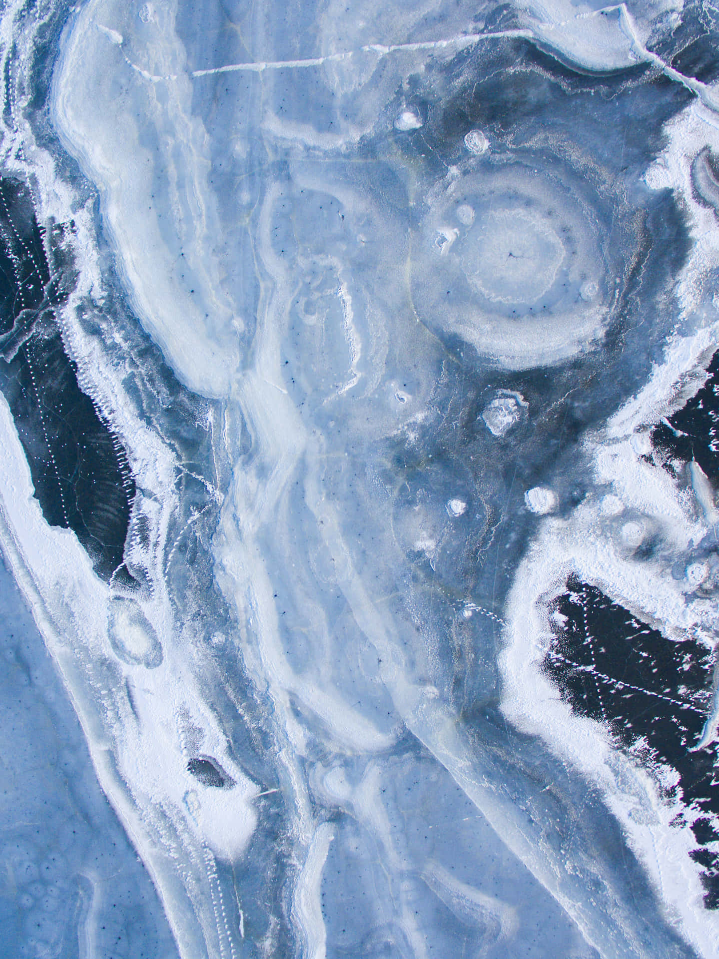 En blå og hvid isdækket område. Wallpaper