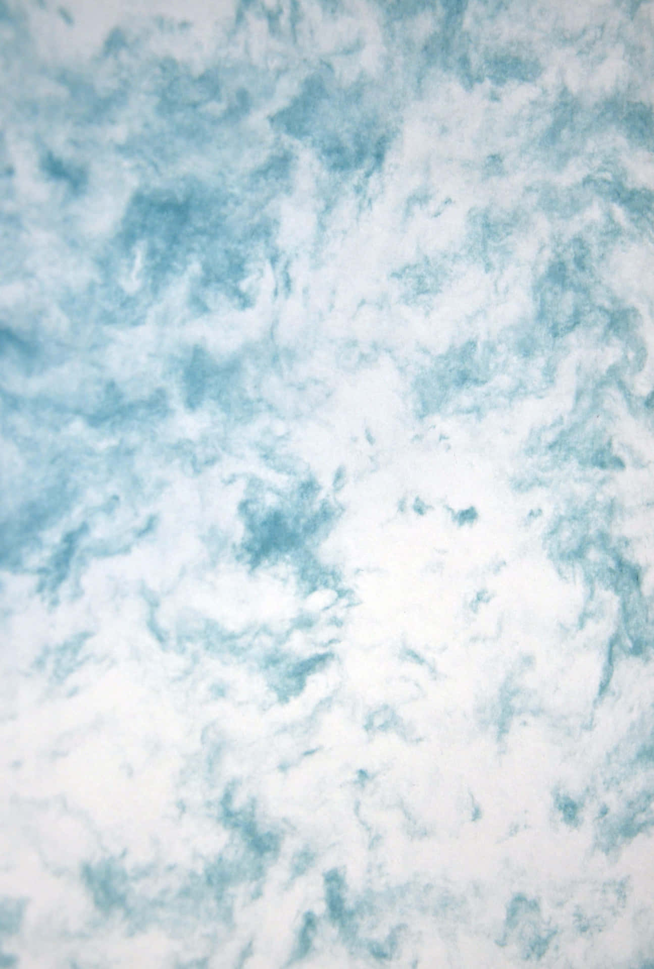 En lysblå marmor i rummet med stjerner, der skinner i baggrunden. Wallpaper
