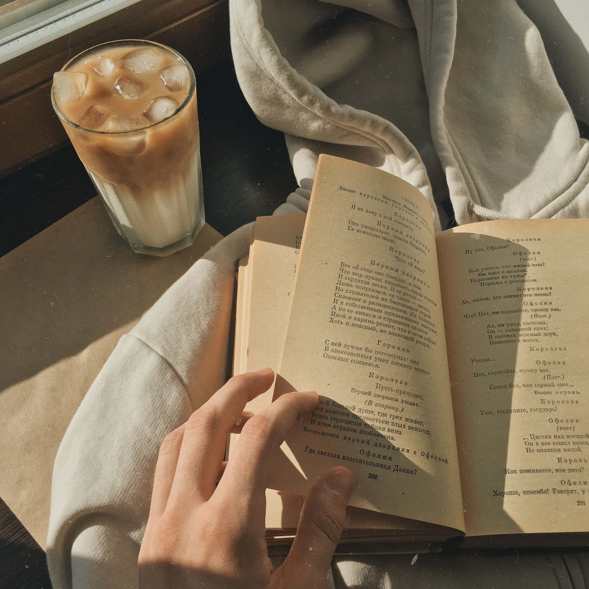 Enperson, Der Læser En Bog Med En Kop Kaffe.