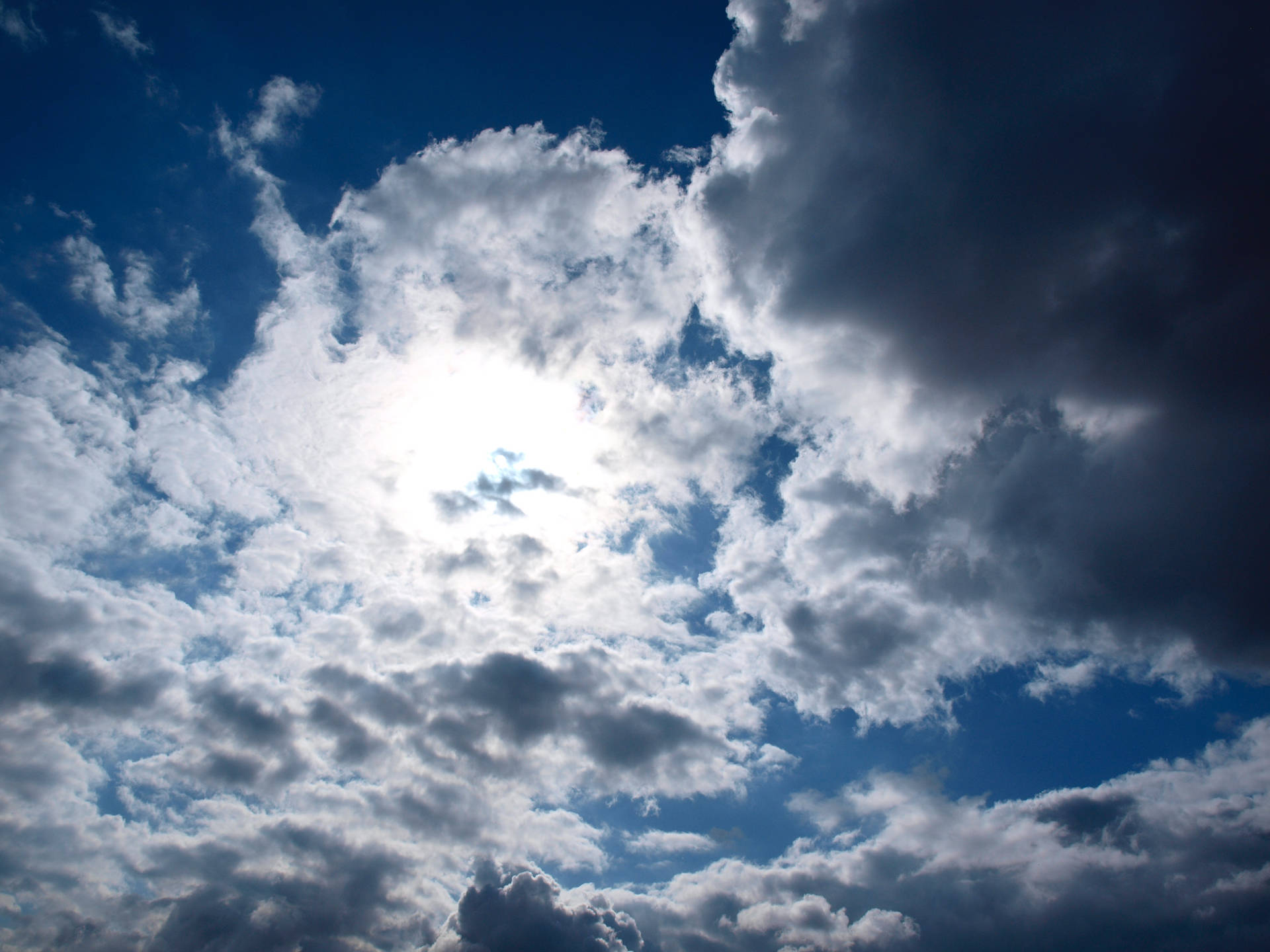 Luzbrilhante Em Nuvem Estética Azul. Papel de Parede