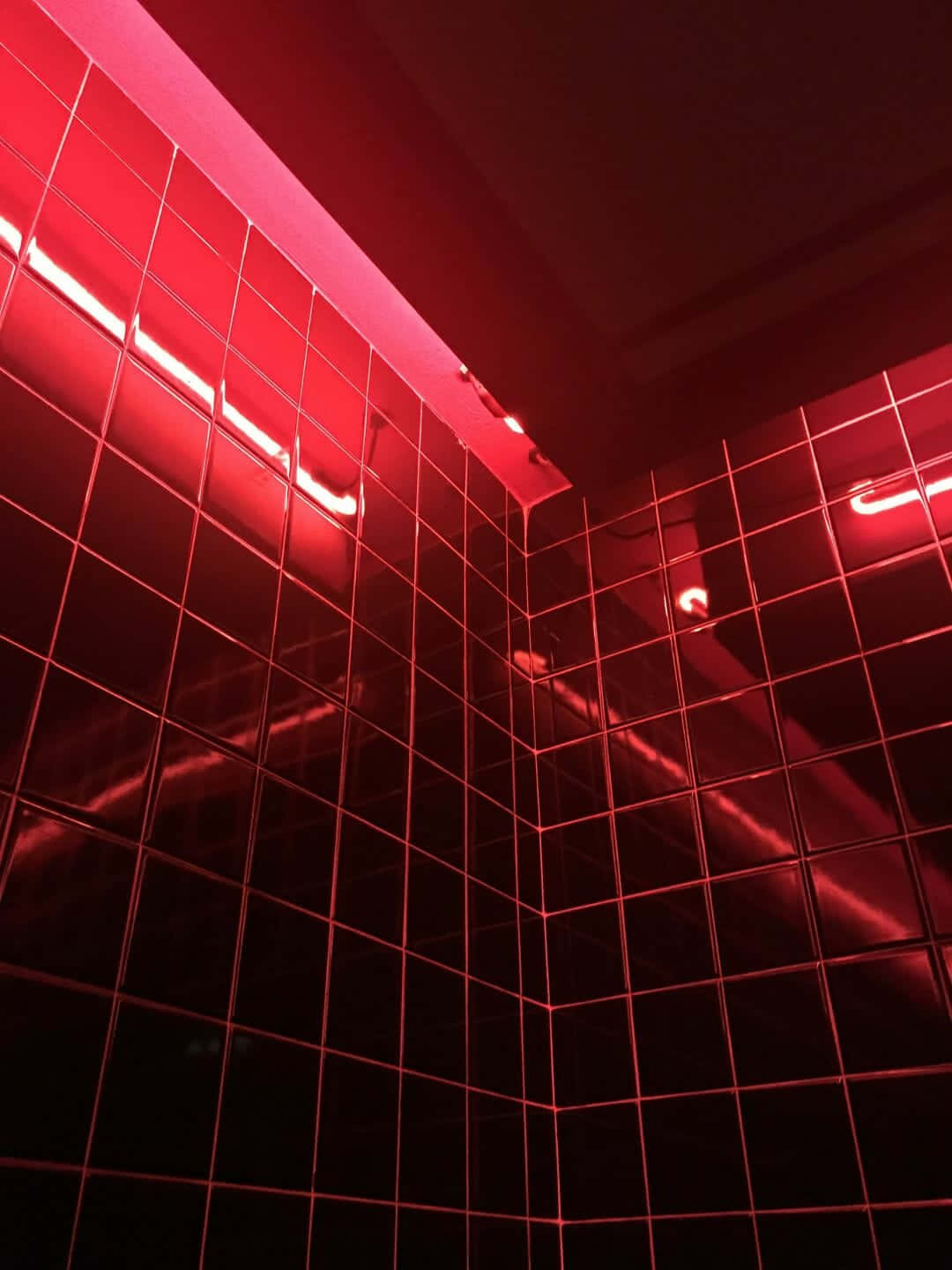 Et badeværelse med røde lys i væggen. Wallpaper
