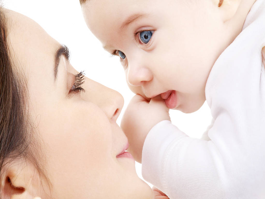 Madrede Piel Clara Y Bebé De Ojos Azules. Fondo de pantalla