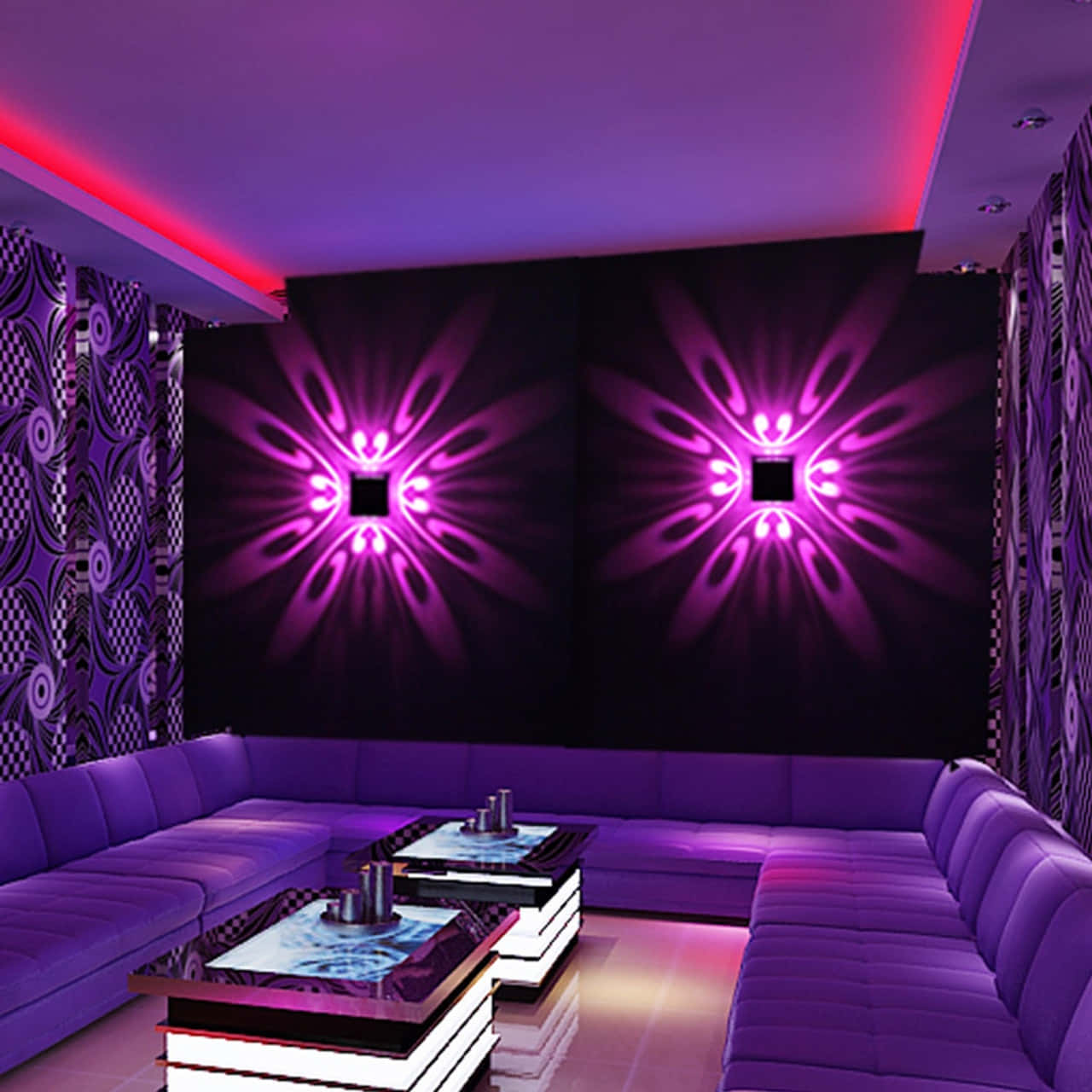 Lyser purple og hvide sofaer smukt udsmykker væggene
