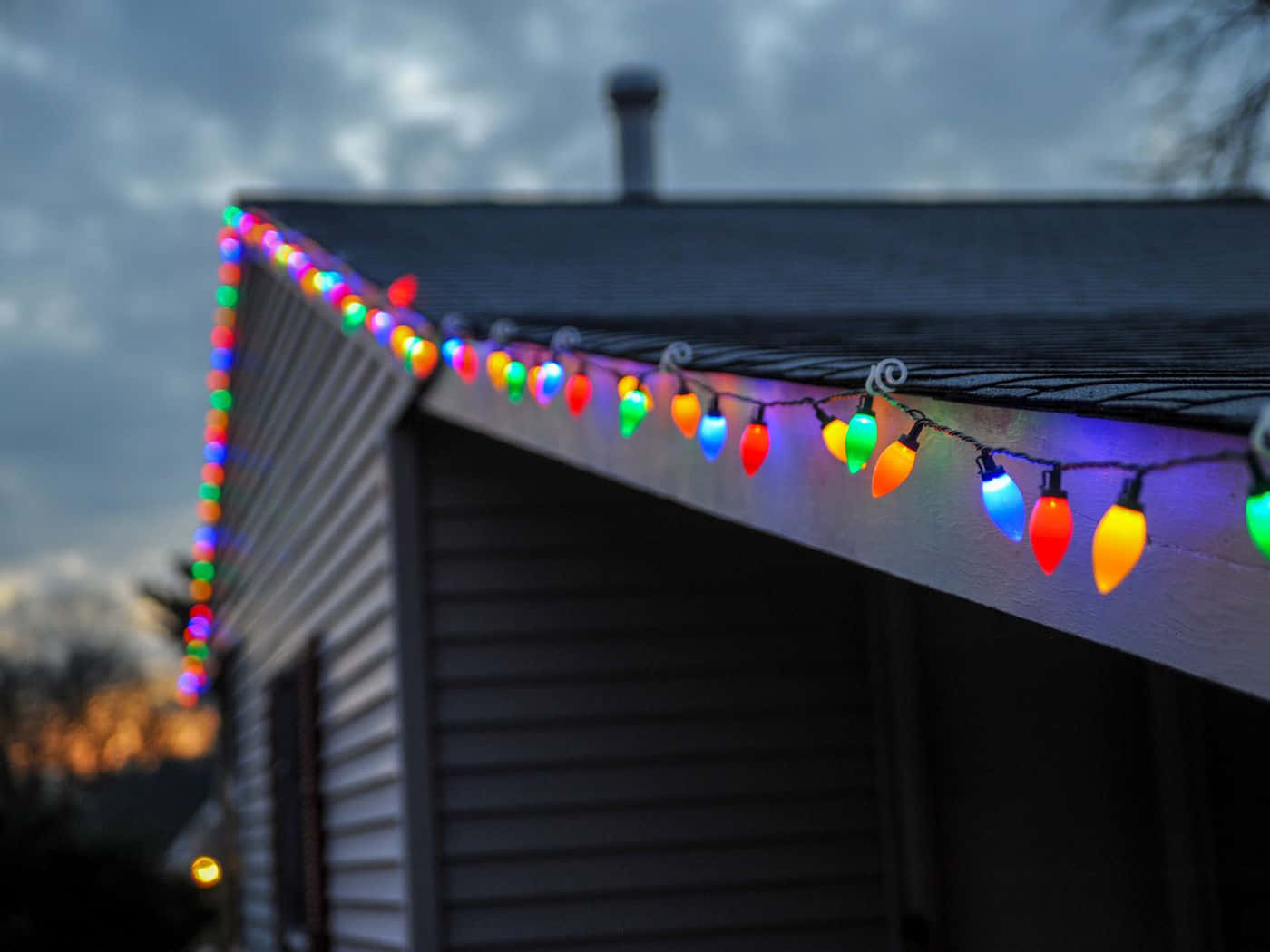 christmas lights on the roof of a house