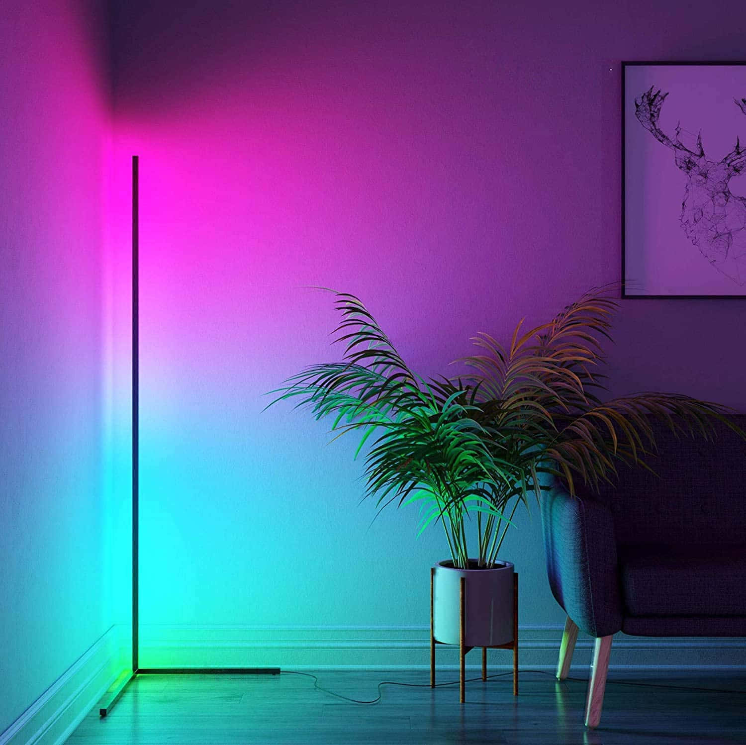 Et farverigt gulvlampe i et rum med en sofa