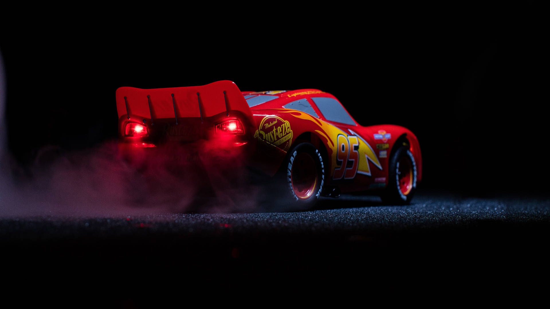 Lightning Mcqueen Racing Car Wallpaper