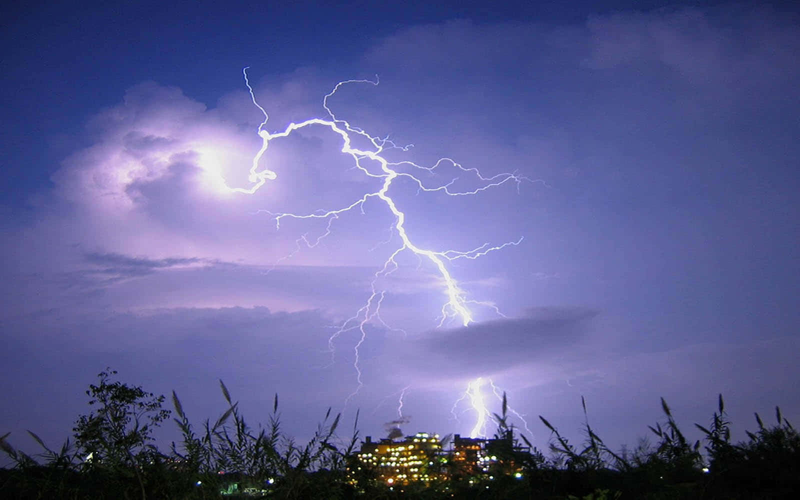 Diewut Der Natur Einfangen - Ein Mächtiger Blitz Zuckt Durch Den Nachthimmel.