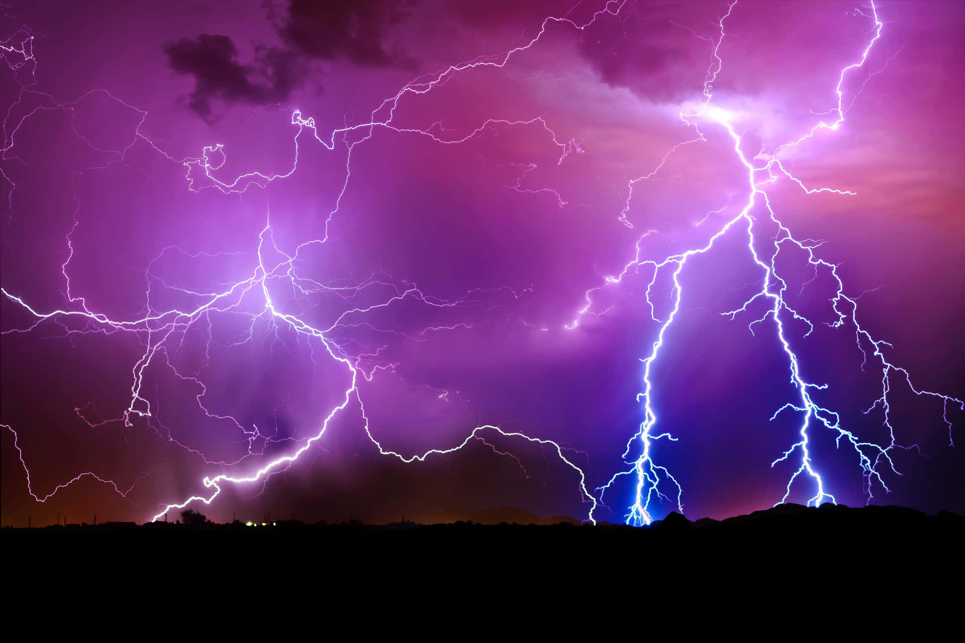 Einelektrischer Sturm Entfesselt Blitze Auf Den Nachthimmel.
