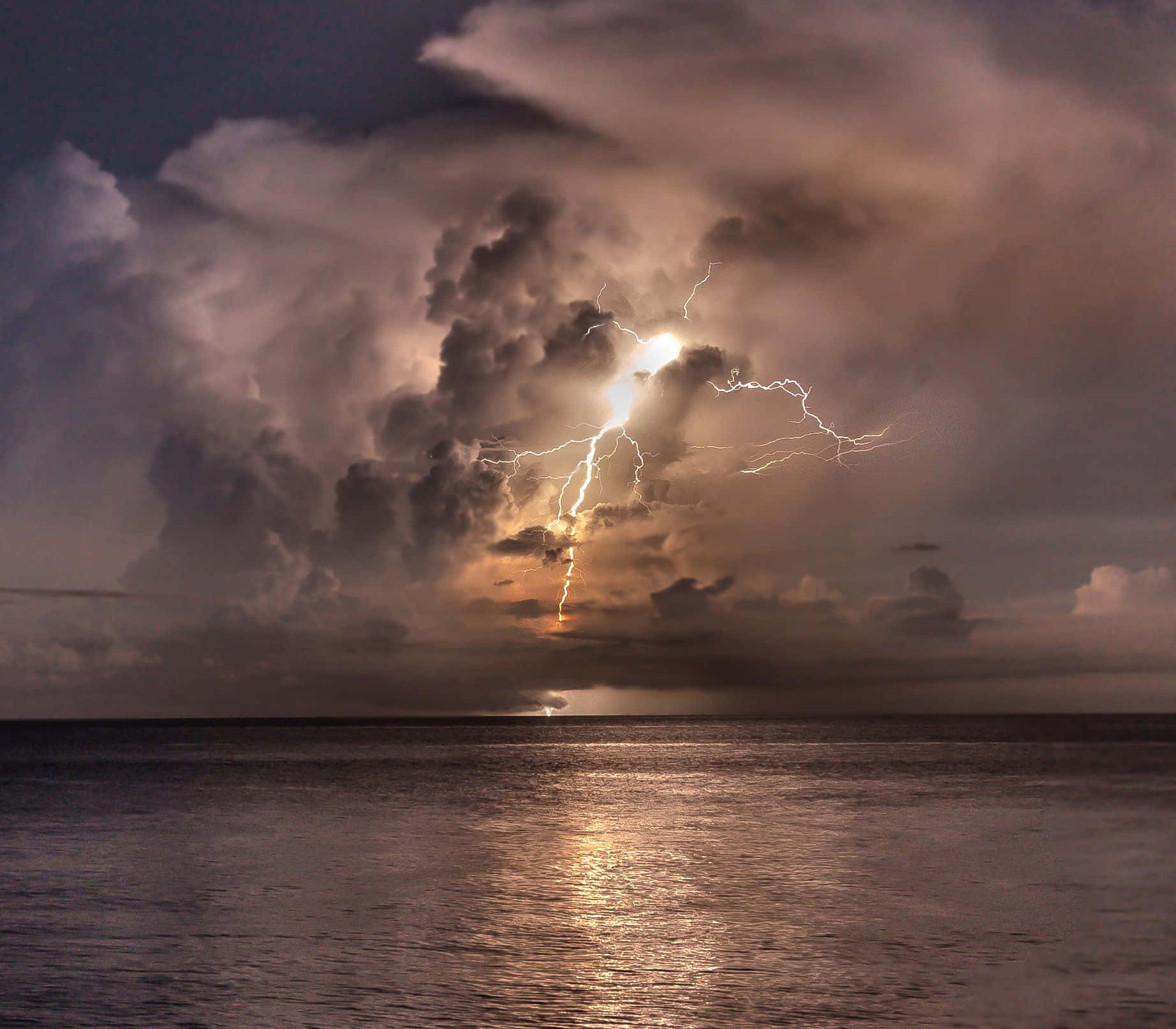 Bliksemstorm Boven De Oceaan Maanverlicht Achtergrond