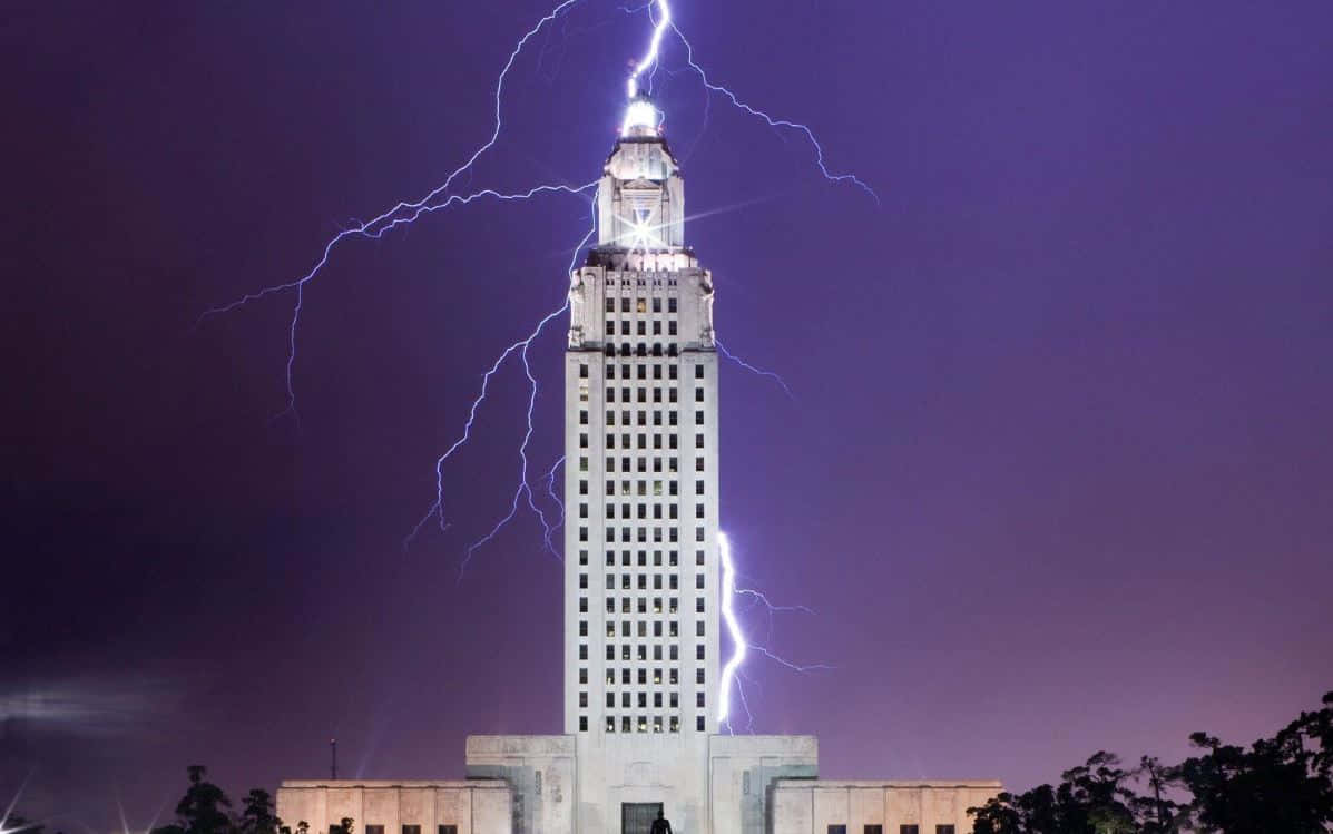 Foudre Frappant Le Capitole De L'état De Louisiane À Baton Rouge Fond d'écran