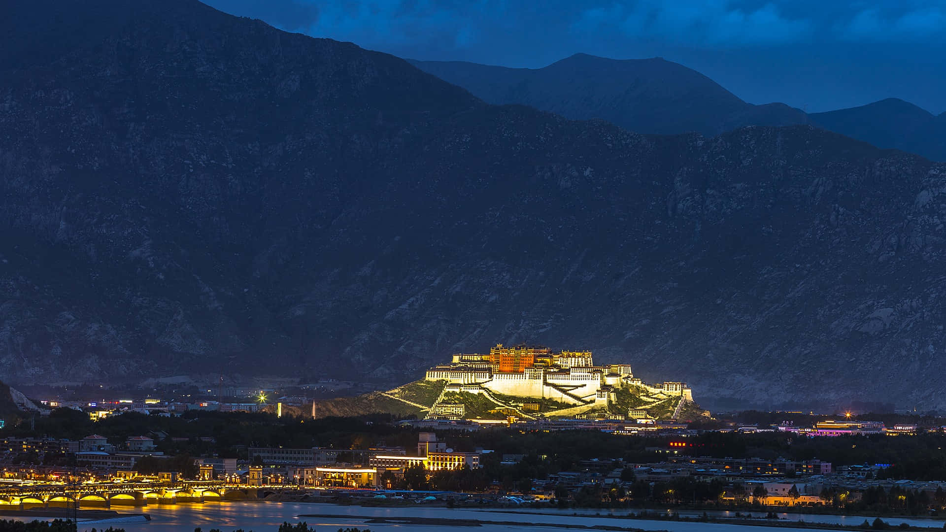 Lights At Night In Potala Palace In Lhasa Wallpaper