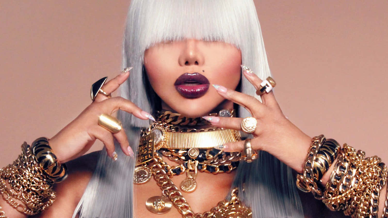 Lil Kim Golden Accessories Glamour Wallpaper